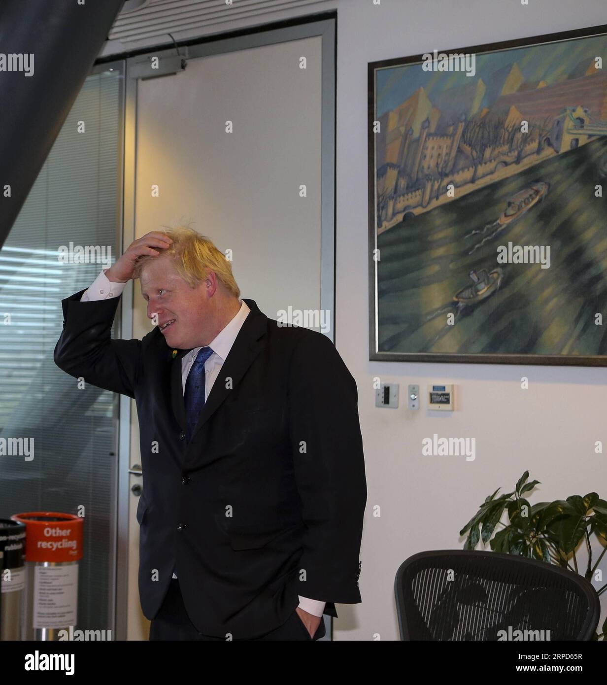 (190724) -- LONDRA, 24 luglio 2019 -- questa foto scattata il 18 giugno 2015 mostra il sindaco di Londra Boris Johnson nel suo ufficio a Londra, in Gran Bretagna. L'ex segretario agli Esteri britannico ed ex sindaco di Londra Boris Johnson è stato eletto il leader del partito conservatore al governo martedì e si è deciso di diventare primo ministro del paese. ) BRITAIN-LONDON-CONSERVATORE-LEADER-PARTITO-BORIS JOHNSON HANXYAN PUBLICATIONXNOTXINXCHN Foto Stock