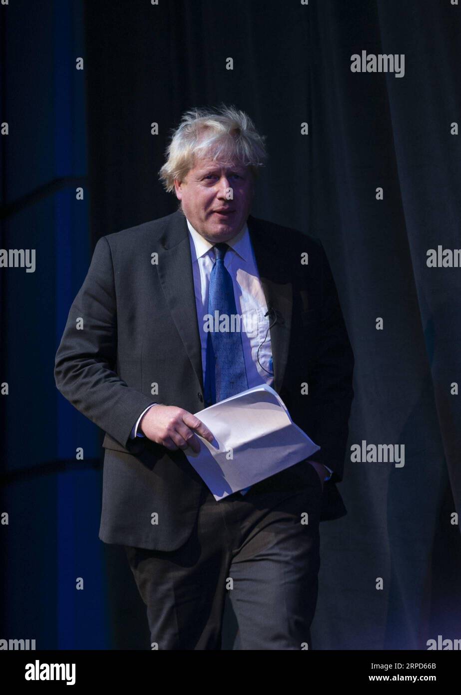 (190724) -- LONDRA, 24 luglio 2019 -- questa foto del file scattata il 2 ottobre 2018 mostra l'ex ministro degli Esteri britannico Boris Johnson salire sul palco per parlare a una riunione marginale della casa conservatrice il terzo giorno della conferenza annuale del Partito Conservatore 2018 a Birmingham, in Gran Bretagna. L'ex segretario agli Esteri britannico ed ex sindaco di Londra Boris Johnson è stato eletto il leader del partito conservatore al governo martedì e si è deciso di diventare primo ministro del paese. ) BRITAIN-LONDON-CONSERVATORE-LEADER-PARTITO-BORIS JOHNSON HANXYAN PUBLICATIONXNOTXINXCHN Foto Stock