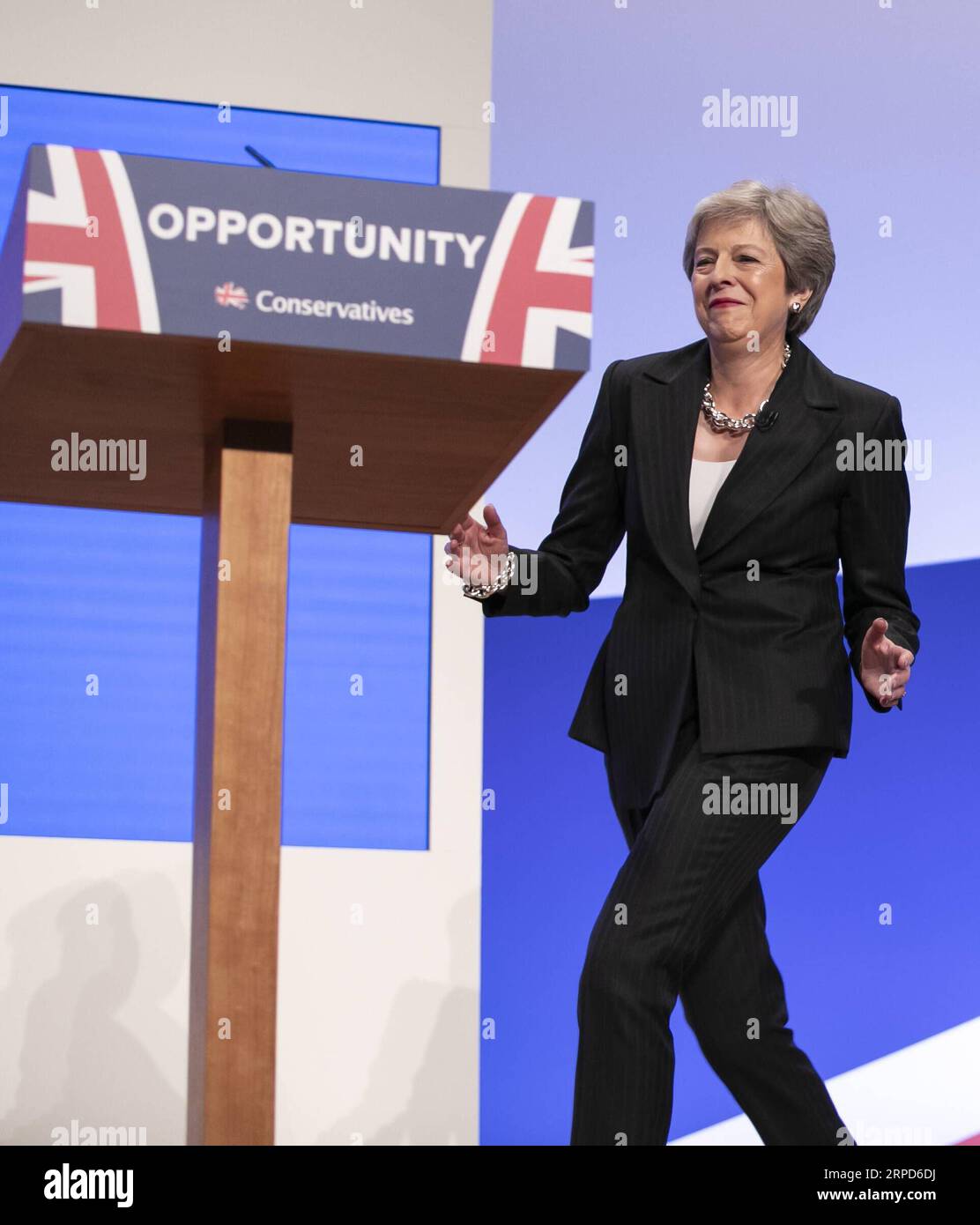 (190724) -- LONDRA, 24 luglio 2019 -- la foto del file scattata il 3 ottobre 2018 mostra il primo ministro britannico Theresa May danzare sul palco per tenere un discorso durante la conferenza annuale del Partito Conservatore 2018 a Birmingham, in Gran Bretagna. Il neoeletto leader del partito conservatore Boris Johnson si è insediato come primo ministro britannico mercoledì, in mezzo alle crescenti incertezze della Brexit. L'ultimo sviluppo avvenne dopo che Theresa May si dimise formalmente da leader del paese e Johnson fu invitato dalla regina a formare il governo. BRITAIN-LONDON-THERESA MAY-RESIGN HanxYan PUBLICATIONxNOTxINxCHN Foto Stock