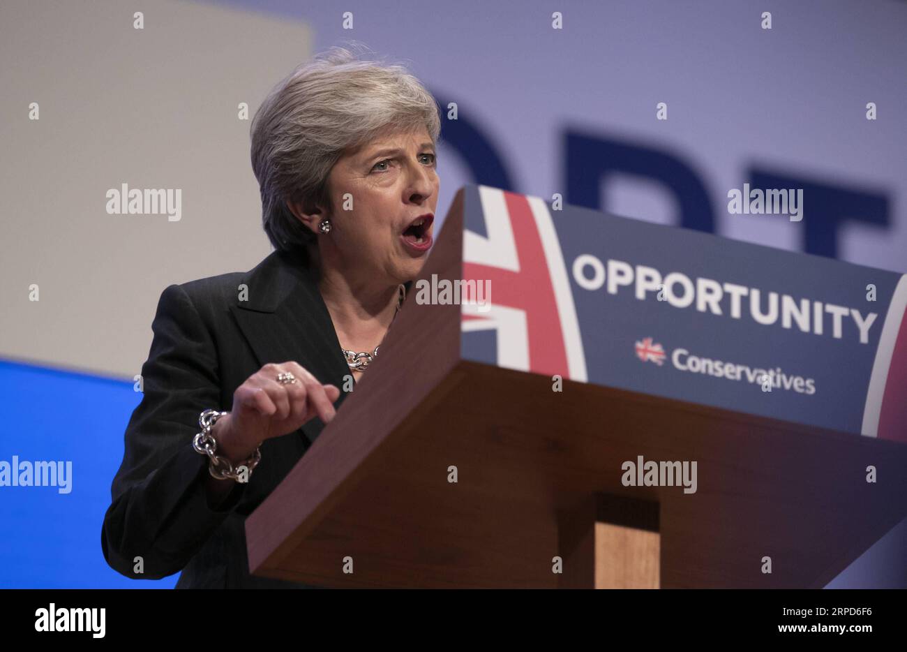 (190724) -- PECHINO, 24 luglio 2019 -- la foto del file scattata il 3 ottobre 2018 mostra il primo ministro britannico Theresa May che tiene un discorso durante la conferenza annuale del Partito Conservatore 2018 a Birmingham, in Gran Bretagna. Il neoeletto leader del partito conservatore Boris Johnson si è insediato come primo ministro britannico mercoledì, in mezzo alle crescenti incertezze della Brexit. L'ultimo sviluppo avvenne dopo che Theresa May si dimise formalmente da leader del paese e Johnson fu invitato dalla regina a formare il governo. (PORTRAITS)BRITAIN-LONDON-THERESA MAY HanxYan PUBLICATIONxNOTxINxCHN Foto Stock