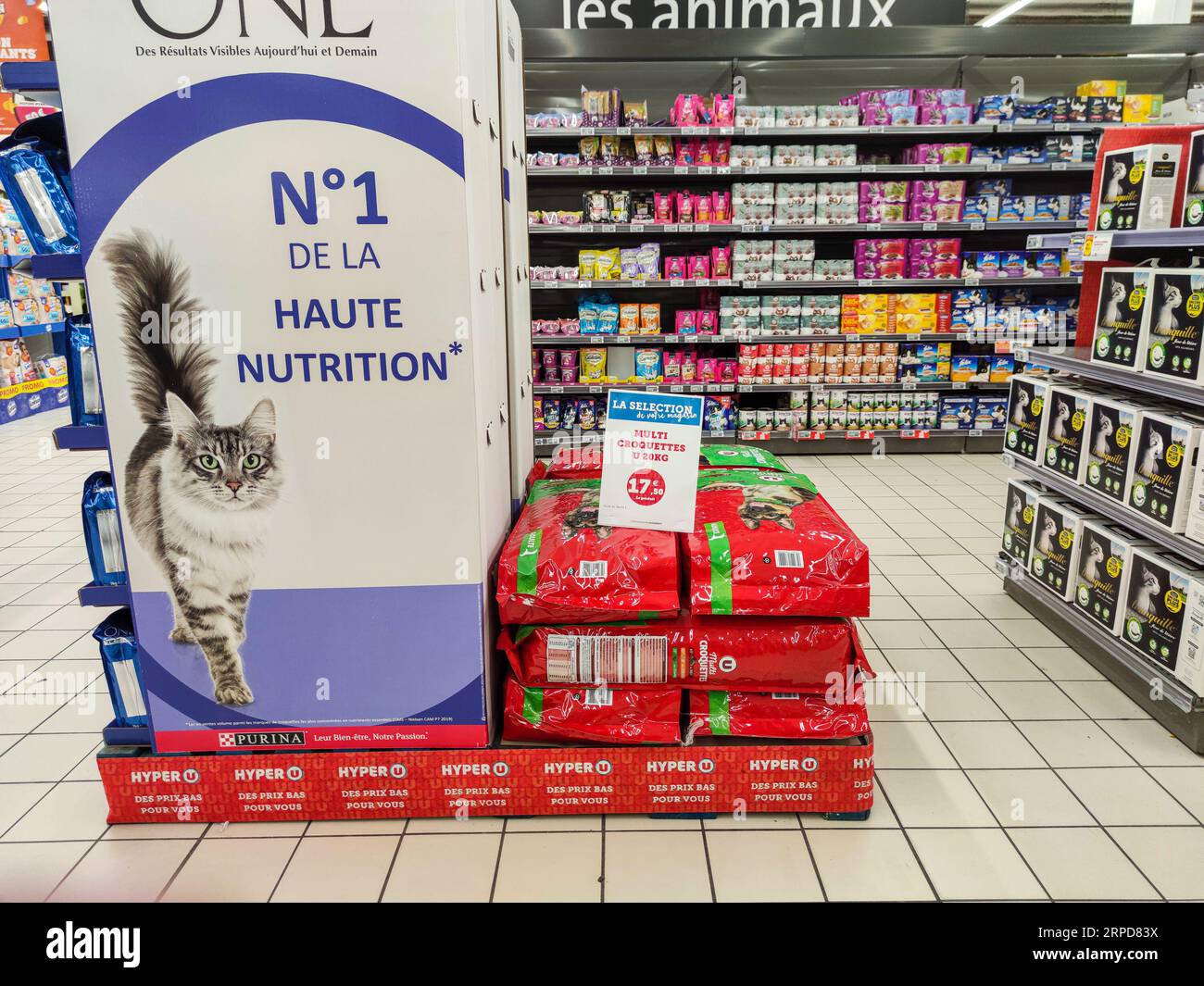 Puilboreau, Francia - 14 ottobre 2020: PET Food Aisle in un supermercato francese Foto Stock