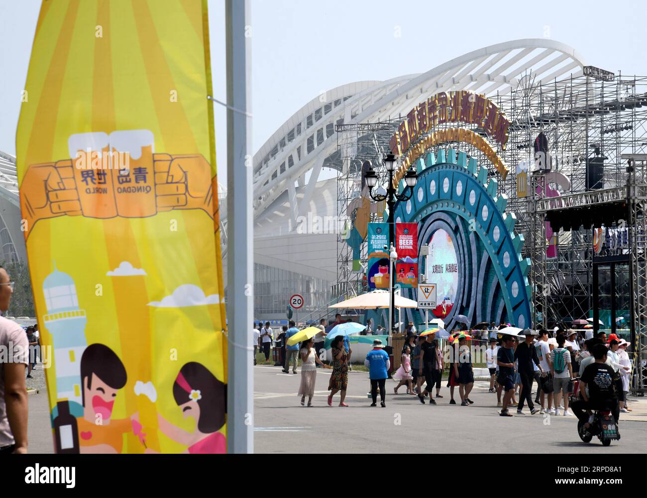 (190726) -- QINGDAO, 26 luglio 2019 -- i visitatori si divertono nella Golden Beach Beer City a Qingdao, nella provincia dello Shandong della Cina orientale, 26 luglio 2019. Il 29° Festival Internazionale della birra di Qingdao è iniziato qui venerdì. ) CHINA-SHANDONG-QINGDAO-BEER FESTIVAL-OPENING CEREMONY (CN) LIXZIHENG PUBLICATIONXNOTXINXCHN Foto Stock