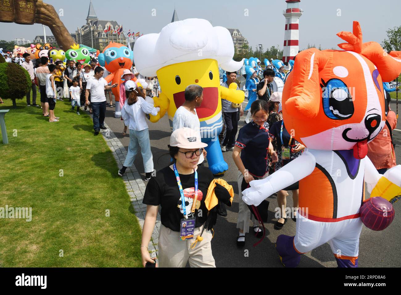 (190726) -- QINGDAO, 26 luglio 2019 -- i visitatori si divertono nella Golden Beach Beer City a Qingdao, nella provincia dello Shandong della Cina orientale, 26 luglio 2019. Il 29° Festival Internazionale della birra di Qingdao è iniziato qui venerdì. ) CHINA-SHANDONG-QINGDAO-BEER FESTIVAL-OPENING CEREMONY (CN) LIXZIHENG PUBLICATIONXNOTXINXCHN Foto Stock