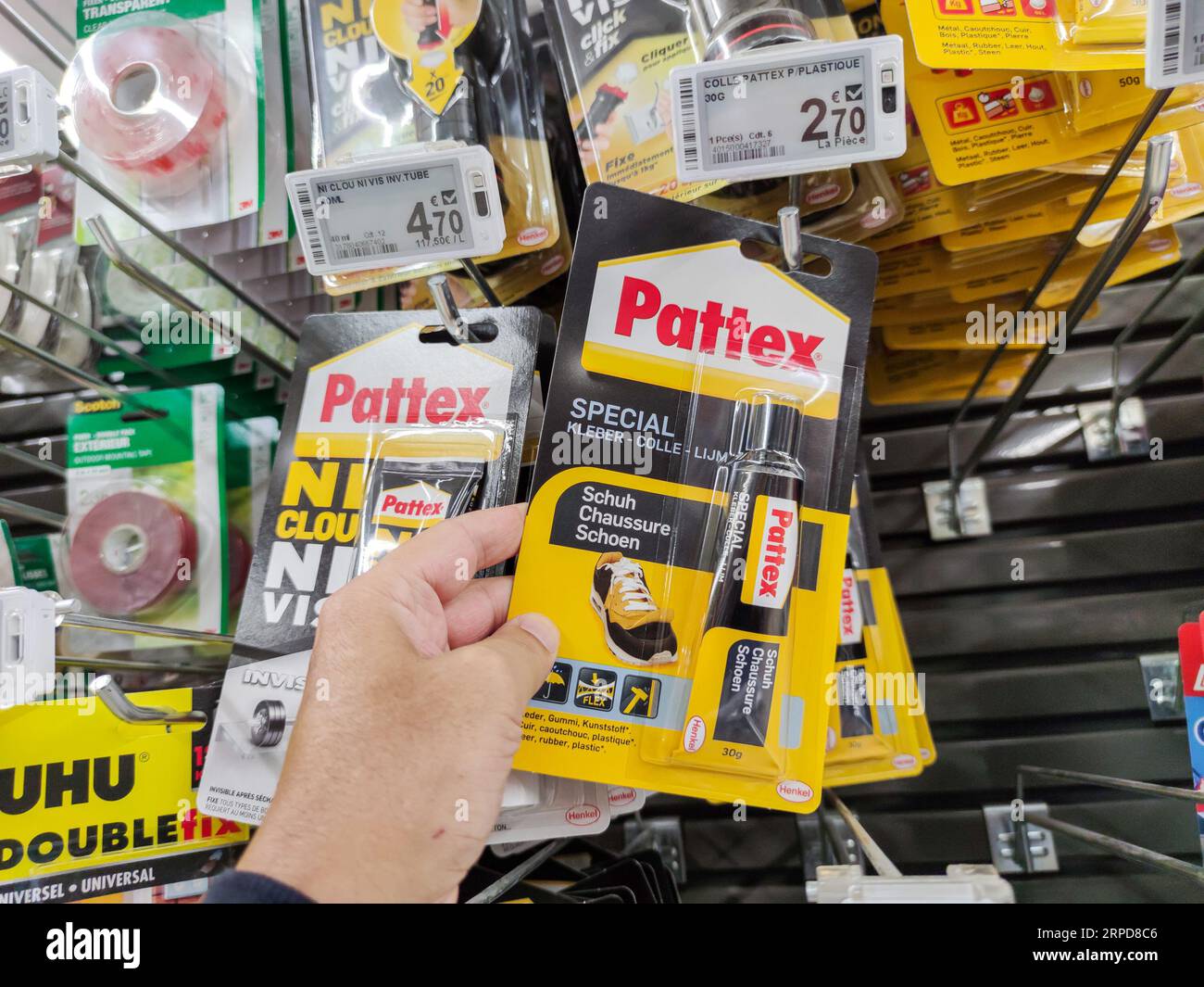 Puilboreau, Francia - 14 ottobre 2020: Colla ad asciugatura rapida "Pattex" di Customer Holding in un negozio di ferramenta francese Foto Stock