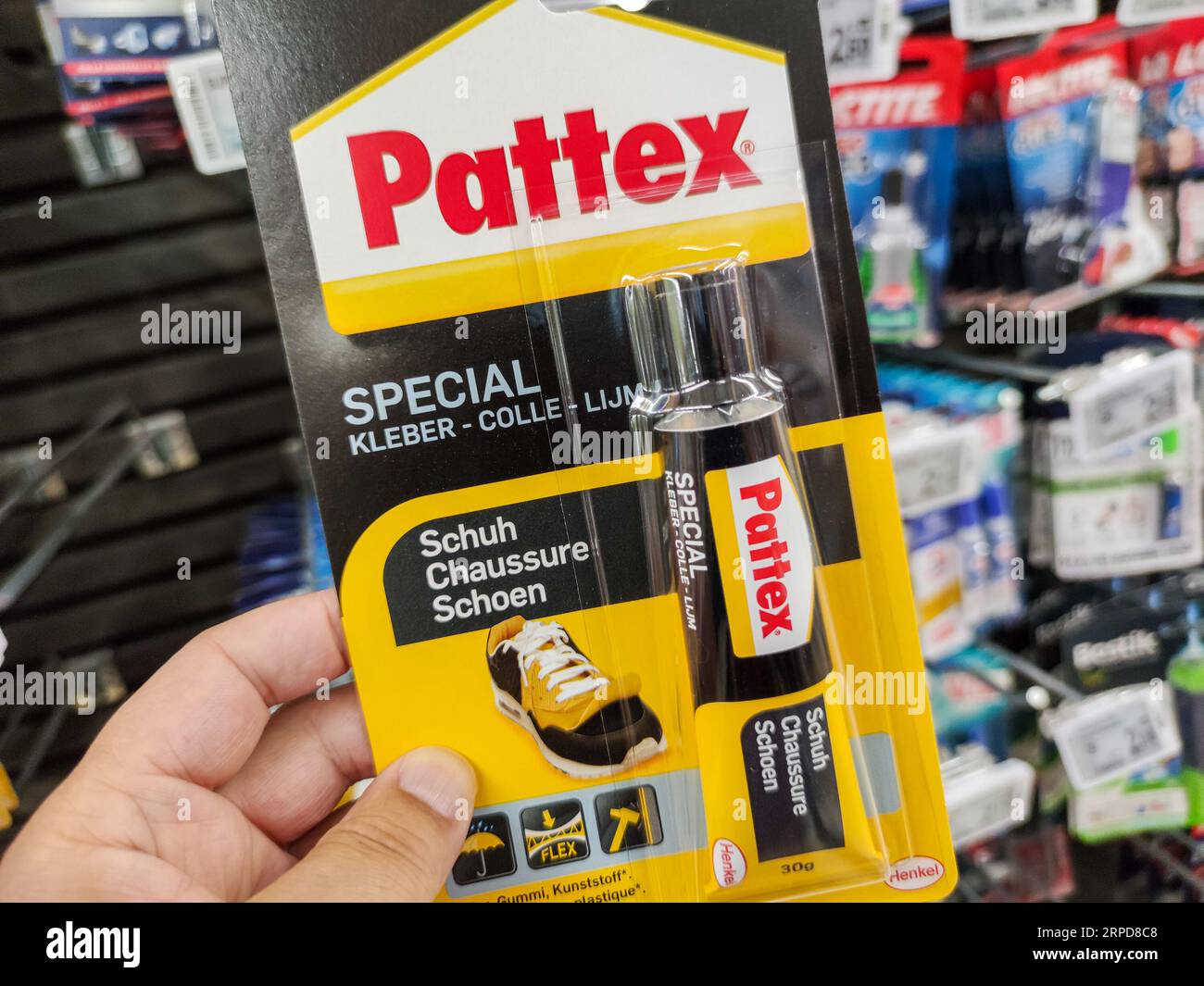 Puilboreau, Francia - 14 ottobre 2020: Colla ad asciugatura rapida "Pattex" di Customer Holding in un negozio di ferramenta francese Foto Stock
