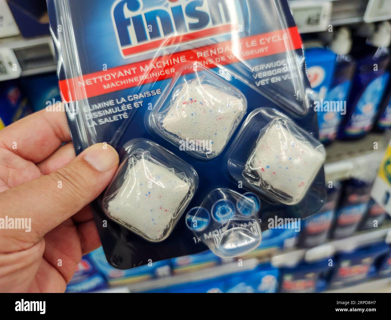 Puilboreau, Francia - 14 ottobre 2020: Shopper Holding a dishwashing deterent and Regenerating Salt Section Tabs Foto Stock