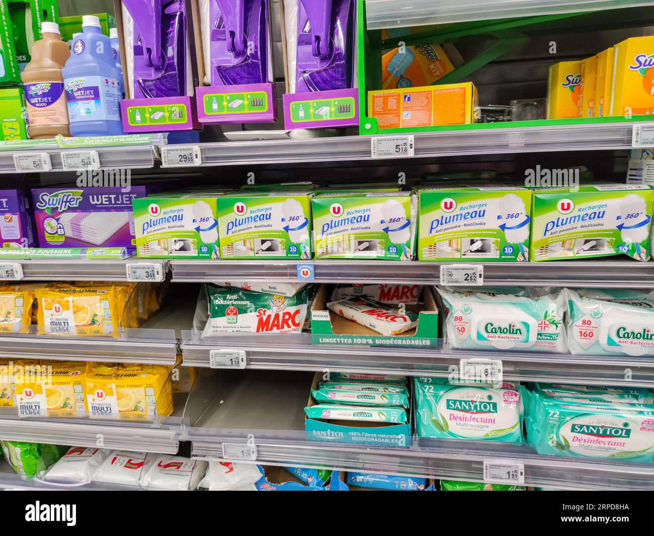 Puilboreau, Francia - 14 ottobre 2020: Corridoio del supermercato con salviette per la pulizia e prodotti disinfettanti Foto Stock