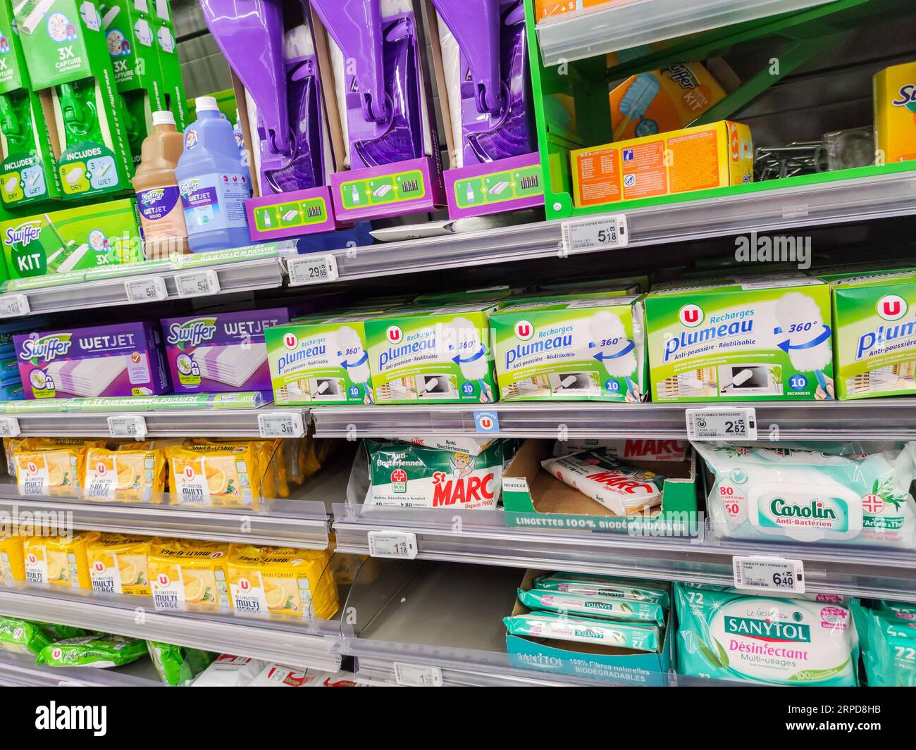 Puilboreau, Francia - 14 ottobre 2020: Corridoio del supermercato con salviette per la pulizia e prodotti disinfettanti Foto Stock