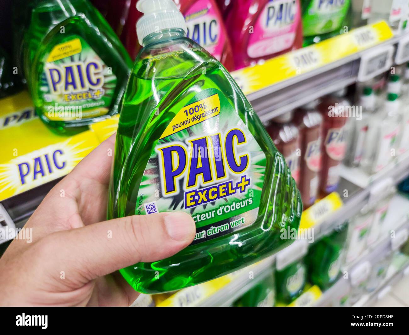 Puilboreau, Francia - 14 ottobre 2020: Scelta a mano dei prodotti per lavastoviglie "Paic Excel" in un supermercato francese Foto Stock
