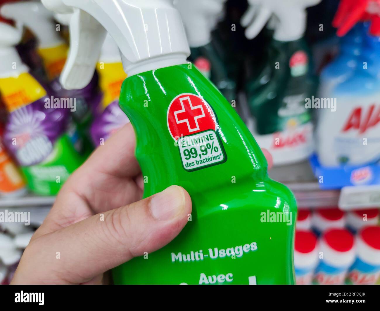 Puilboreau, Francia - 14 ottobre 2020: Prodotto per la pulizia della casa selezionato a mano in un supermercato Foto Stock