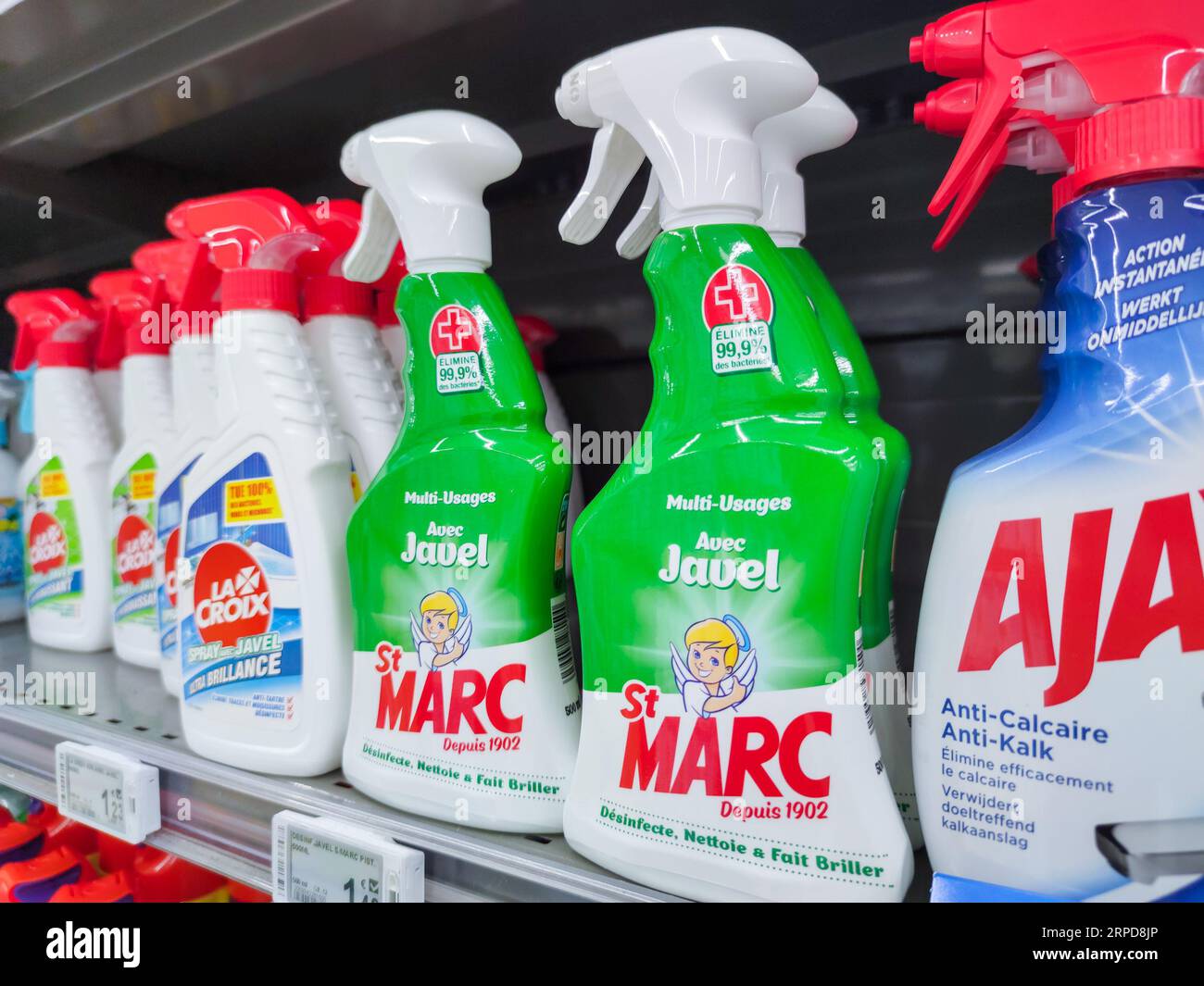 Puilboreau, Francia - 14 ottobre 2020: Row of Household Cleaning Products in a French Supermarket Foto Stock