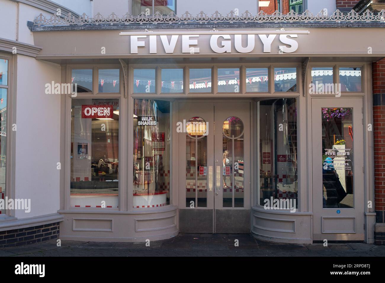 Windsor, Berkshire, Regno Unito. 4 settembre 2023. Un ristorante Five Guys a Windsor, Berkshire. Si dice che la American Fast Food Burger Chain, cinque ragazzi, stia progettando di raddoppiare il numero dei loro ristoranti nel Regno Unito a 300. Stanno anche prendendo in considerazione l'idea di andare in macchina attraverso i ristoranti. Credito: Maureen McLean/Alamy Live News Foto Stock