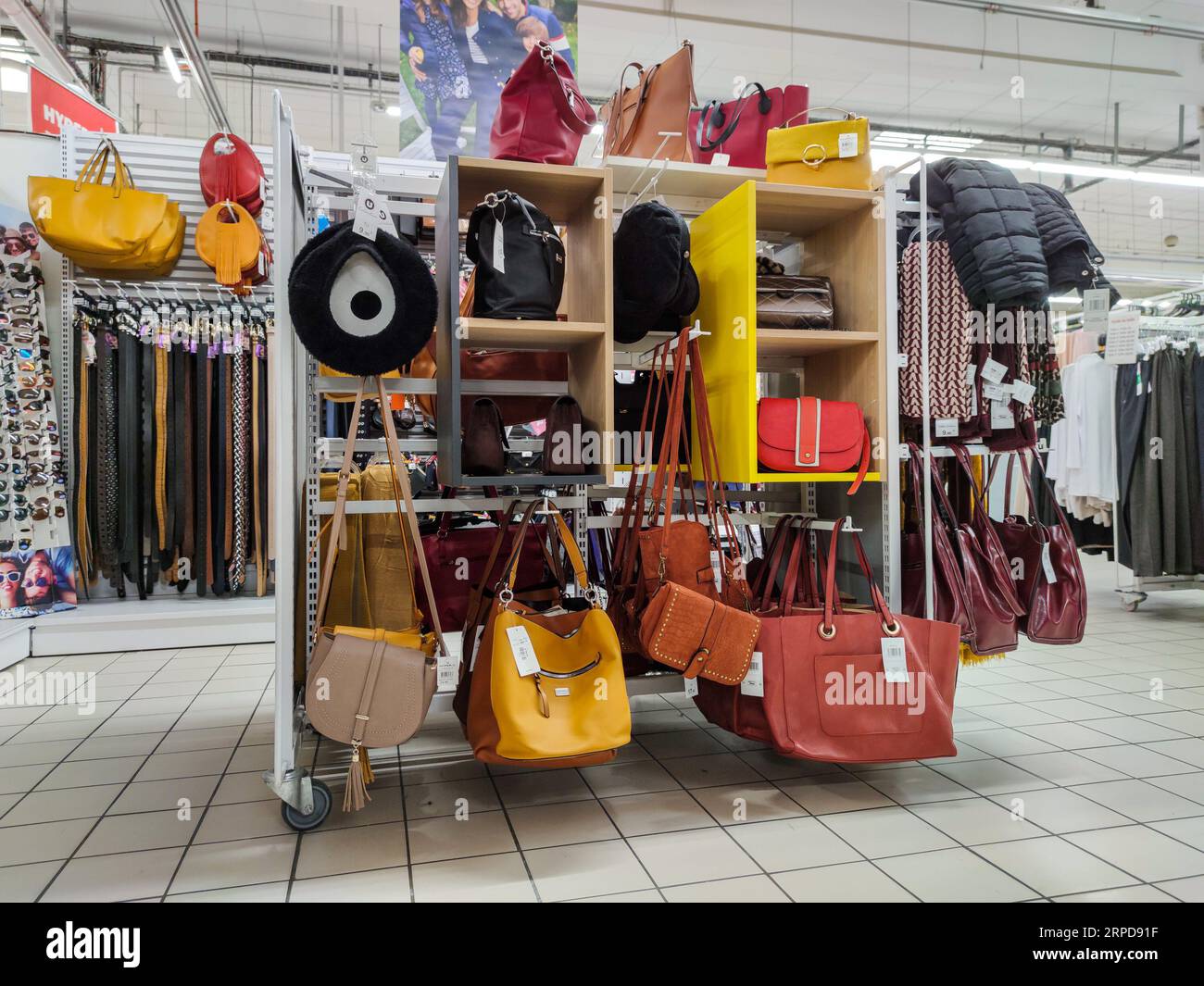 Puilboreau, Francia - 14 ottobre 2020: Vista frontale della sezione bagagli in un supermercato francese Foto Stock