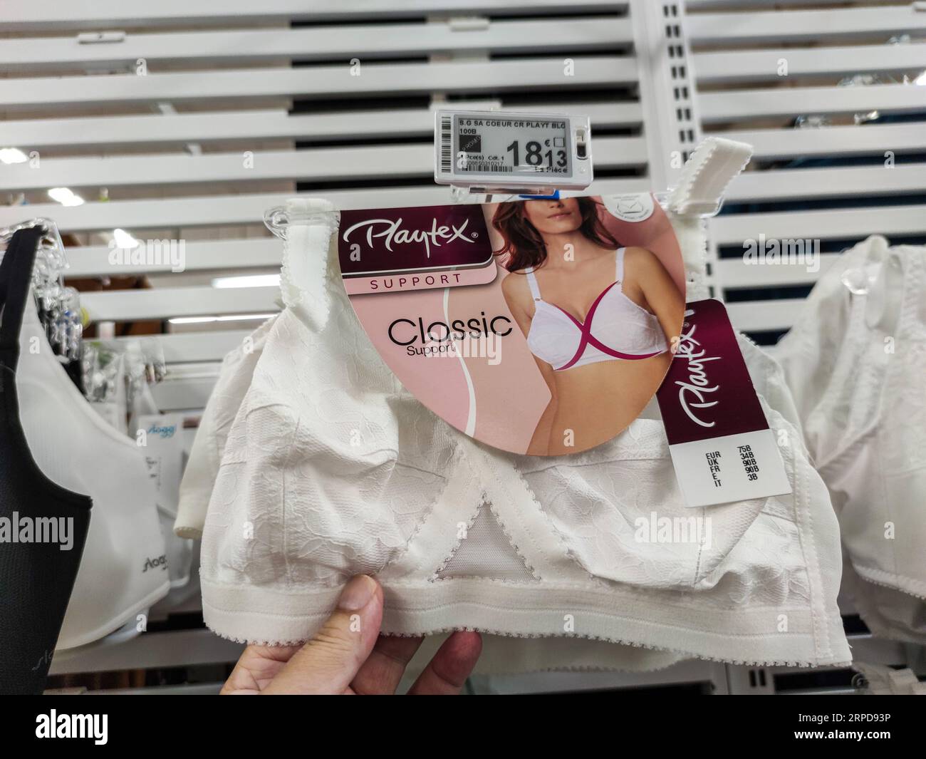 Puilboreau, Francia - 14 ottobre 2020: Man in Supermarket Holding Women's Lingerie - Gift idea for Women Foto Stock