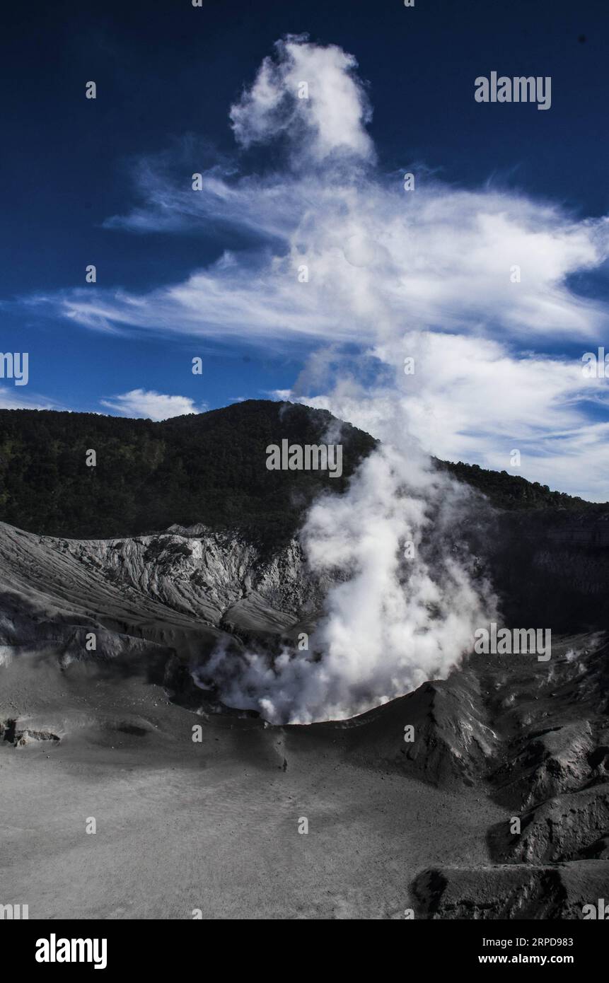 (190727) -- GIAVA OCCIDENTALE, 27 luglio 2019 -- fumo spezzato dal cratere del Monte Tangkuban Parahu è visto dopo l'eruzione a Subang, Giava Occidentale, Indonesia, 27 luglio 2019. Popolare destinazione del vulcano Tangkuban Parahu nella provincia di Giava Occidentale in Indonesia eruttato il venerdì pomeriggio, con cenere vulcanica a 200 metri di altezza. (Foto di /Xinhua) INDONESIA-WEST JAVA-MOUNT TANGKUBAN PARAHU-AFTER ERUPTION Syarif PUBLICATIONxNOTxINxCHN Foto Stock