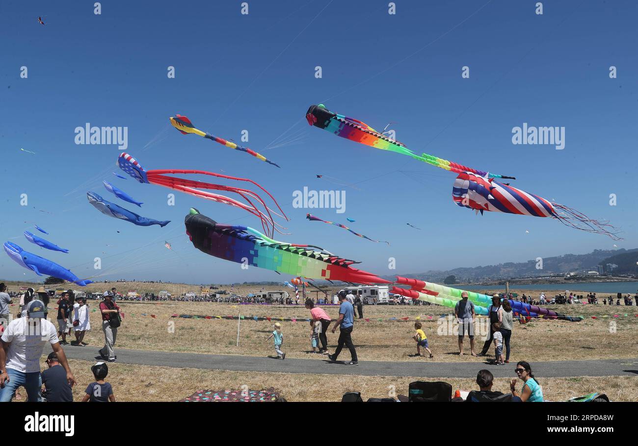 (190728) -- SAN FRANCISCO, 28 luglio 2019 -- le persone volano aquiloni durante il 34 ° Berkeley Kite Festival a Berkeley, California, Stati Uniti, 27 luglio 2019. (Foto di /Xinhua) U.S.-CALIFORNIA-BERKELEY-KITE FESTIVAL DongxXudong PUBLICATIONxNOTxINxCHN Foto Stock