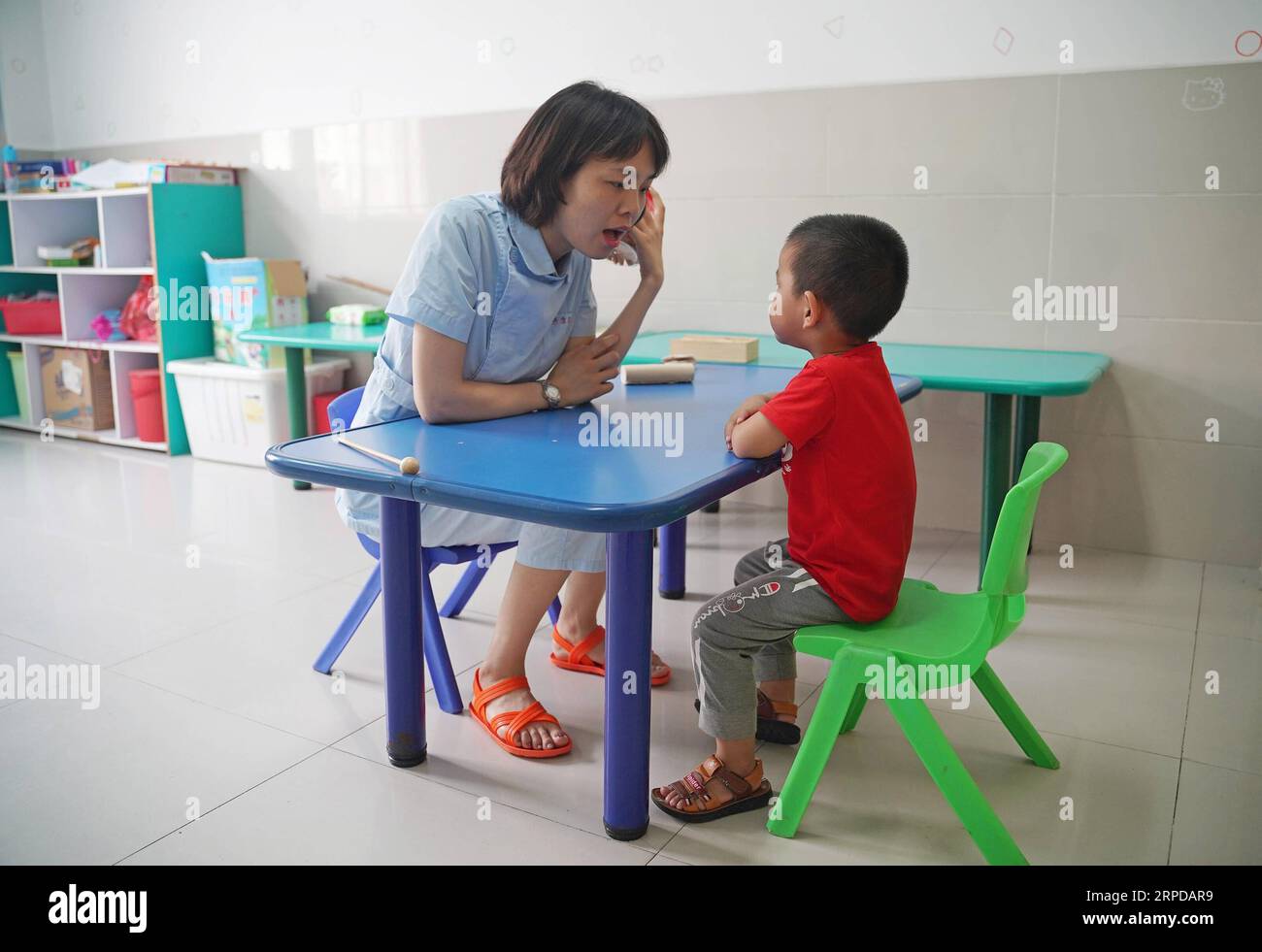 (190729) -- SIHONG, 29 luglio 2019 -- Un bambino si forma sotto la guida di un terapeuta presso la casa di cura per la riabilitazione nella contea di Sihong, nella provincia di Jiangsu della Cina orientale, 27 luglio 2019. La casa di cura per la riabilitazione nella contea di Sihong si è concentrata sulla fornitura di attività di riabilitazione per i bambini disabili negli ultimi anni e ha già riabilitato circa 4.000 giovani. ) CHINA-JIANGSU-SIHONG-REHABILITATION NURSING HOME(CN) CAIXYANG PUBLICATIONXNOTXINXCHN Foto Stock