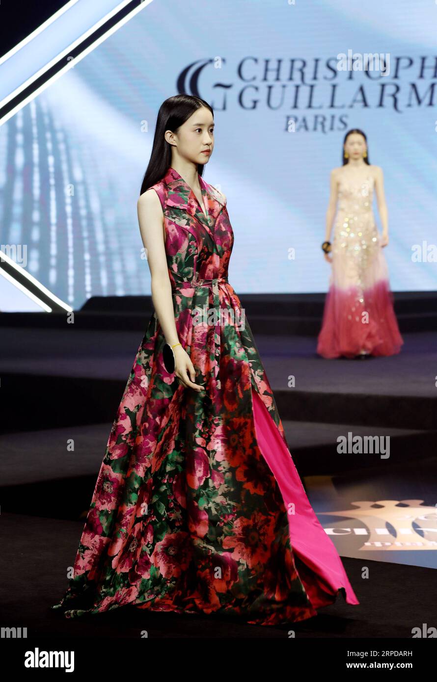 (190729) -- SHANGHAI, 29 luglio 2019 -- i concorrenti competono durante il 14° China Super Model Final Contest a Shanghai, Cina orientale, 28 luglio 2019. ) CHINA-SHANGHAI-SUPER MODEL CONTEST-FINAL (CN) LIUXYING PUBLICATIONXNOTXINXCHN Foto Stock