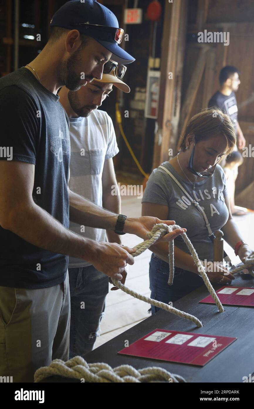 (190728) -- RICHMOND (CANADA) , 28 luglio 2019 (Xinhua) -- le persone imparano a fare nodi di corda a vela durante il 16 ° annuale Richmond Maritime Festival a Richmond, Canada, 28 luglio 2019. Richmond Maritime Festival, una celebrazione marittima del patrimonio marittimo e della storia del Canada, con mostre di imbarcazioni, visite ai siti storici e spettacoli, attirando migliaia di visitatori. (Foto di Liang Sen/Xinhua) CANADA-RICHMOND-MARITIME FESTIVAL PUBLICATIONxNOTxINxCHN Foto Stock