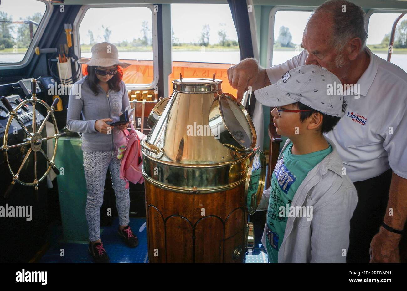 (190728) -- RICHMOND (CANADA) , 28 luglio 2019 (Xinhua) -- la gente vede attrezzature in una nave durante il 16 ° annuale Richmond Maritime Festival a Richmond, Canada, 28 luglio 2019. Richmond Maritime Festival, una celebrazione marittima del patrimonio marittimo e della storia del Canada, con mostre di imbarcazioni, visite ai siti storici e spettacoli, attirando migliaia di visitatori. (Foto di Liang Sen/Xinhua) CANADA-RICHMOND-MARITIME FESTIVAL PUBLICATIONxNOTxINxCHN Foto Stock