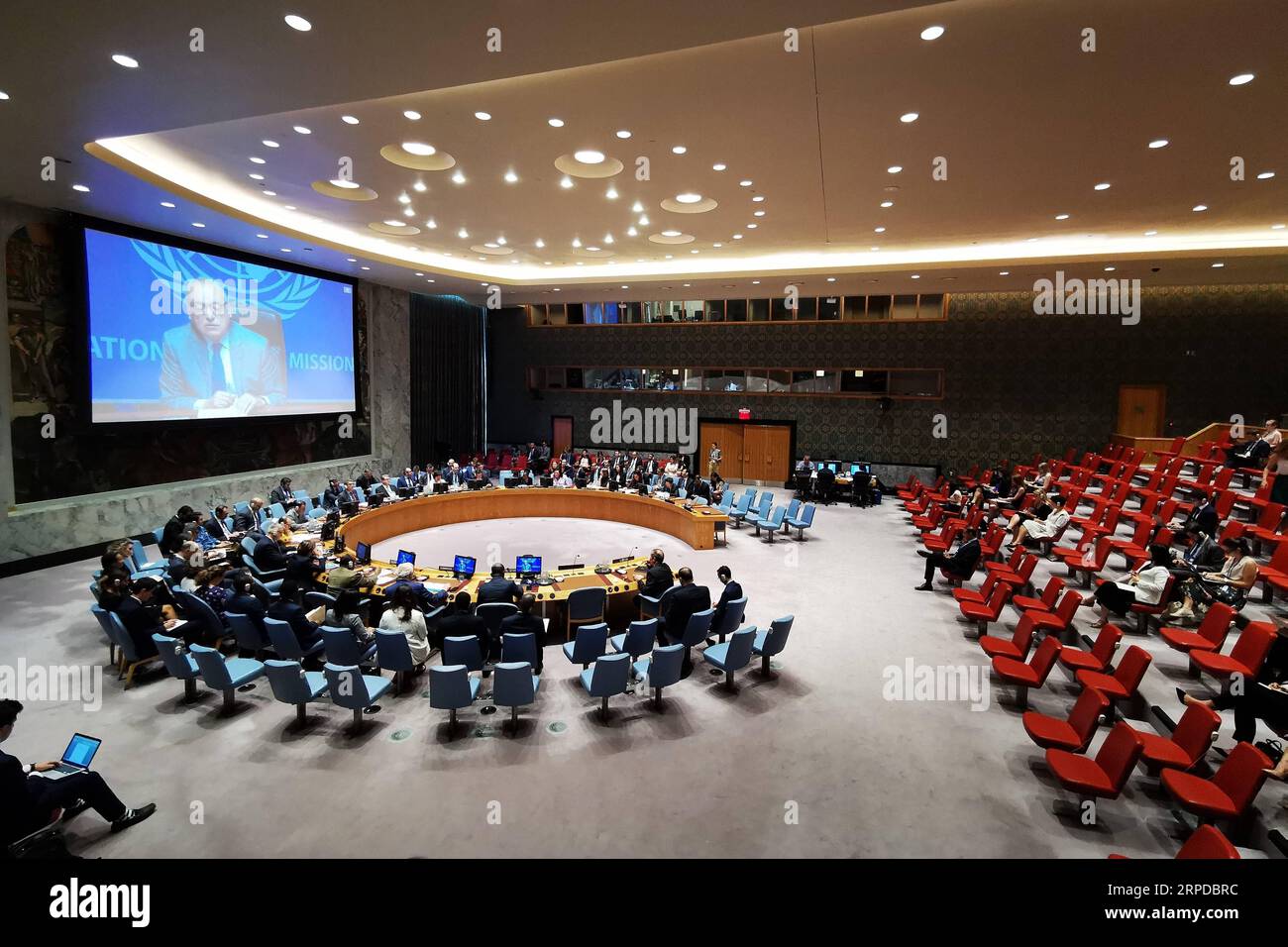 (190730) -- NAZIONI UNITE, 30 luglio 2019 -- foto scattata il 29 luglio 2019 mostra Ghassan Salame (sullo schermo), rappresentante speciale del segretario generale delle Nazioni Unite per la Libia, riassume il Consiglio di sicurezza sulla situazione in Libia presso la sede delle Nazioni Unite a New York. Un inviato delle Nazioni Unite ha detto lunedì che i centri di detenzione per i migranti in Libia dovrebbero essere chiusi in mezzo all'insicurezza causata dai combattimenti intorno alla capitale Tripoli. Ghassan Salame, rappresentante speciale del segretario generale delle Nazioni Unite per la Libia, ha detto al Consiglio di sicurezza che oltre 5.000 rifugiati e migranti sono detenuti nei centri di detenzione gestiti Foto Stock