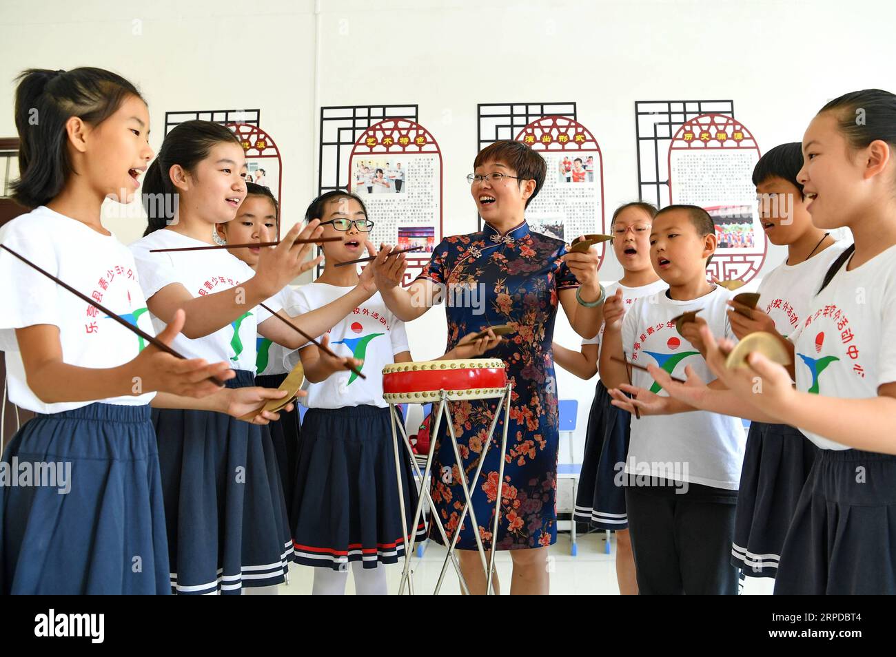 (190730) -- SHIJIAZHUANG, 30 luglio 2019 -- i bambini imparano a suonare un tamburo locale durante un workshop estivo in un centro di attività extra-curriculare nella contea di Laoting, nella provincia di Hebei nella Cina settentrionale, 30 luglio 2019. ) CHINA-HEBEI-LAOTING-SUMMER VACATION (CN) YANGXSHIYAO PUBLICATIONXNOTXINXCHN Foto Stock