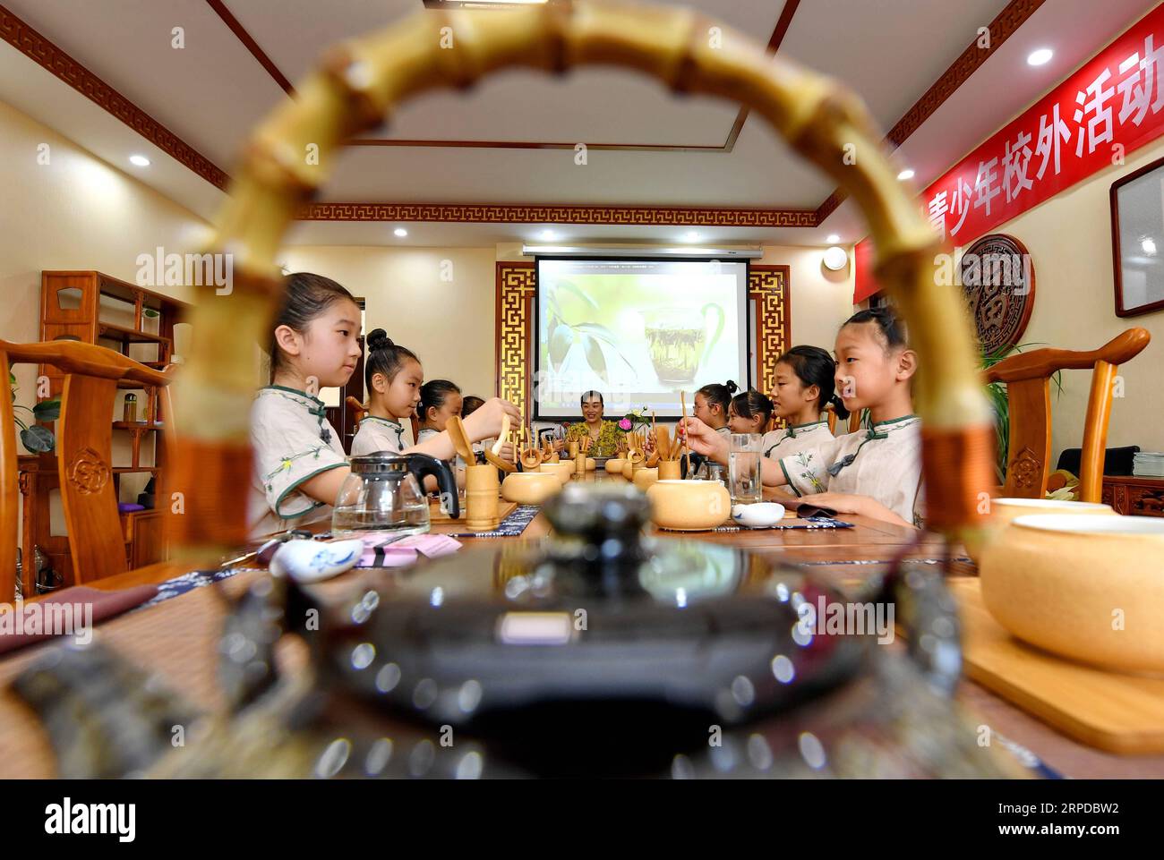 (190730) -- SHIJIAZHUANG, 30 luglio 2019 -- i bambini imparano l'arte del tè durante un workshop estivo in un centro di attività extra-curriculare nella contea di Laoting, nella provincia di Hebei nella Cina settentrionale, 30 luglio 2019. ) CHINA-HEBEI-LAOTING-SUMMER VACATION (CN) YANGXSHIYAO PUBLICATIONXNOTXINXCHN Foto Stock