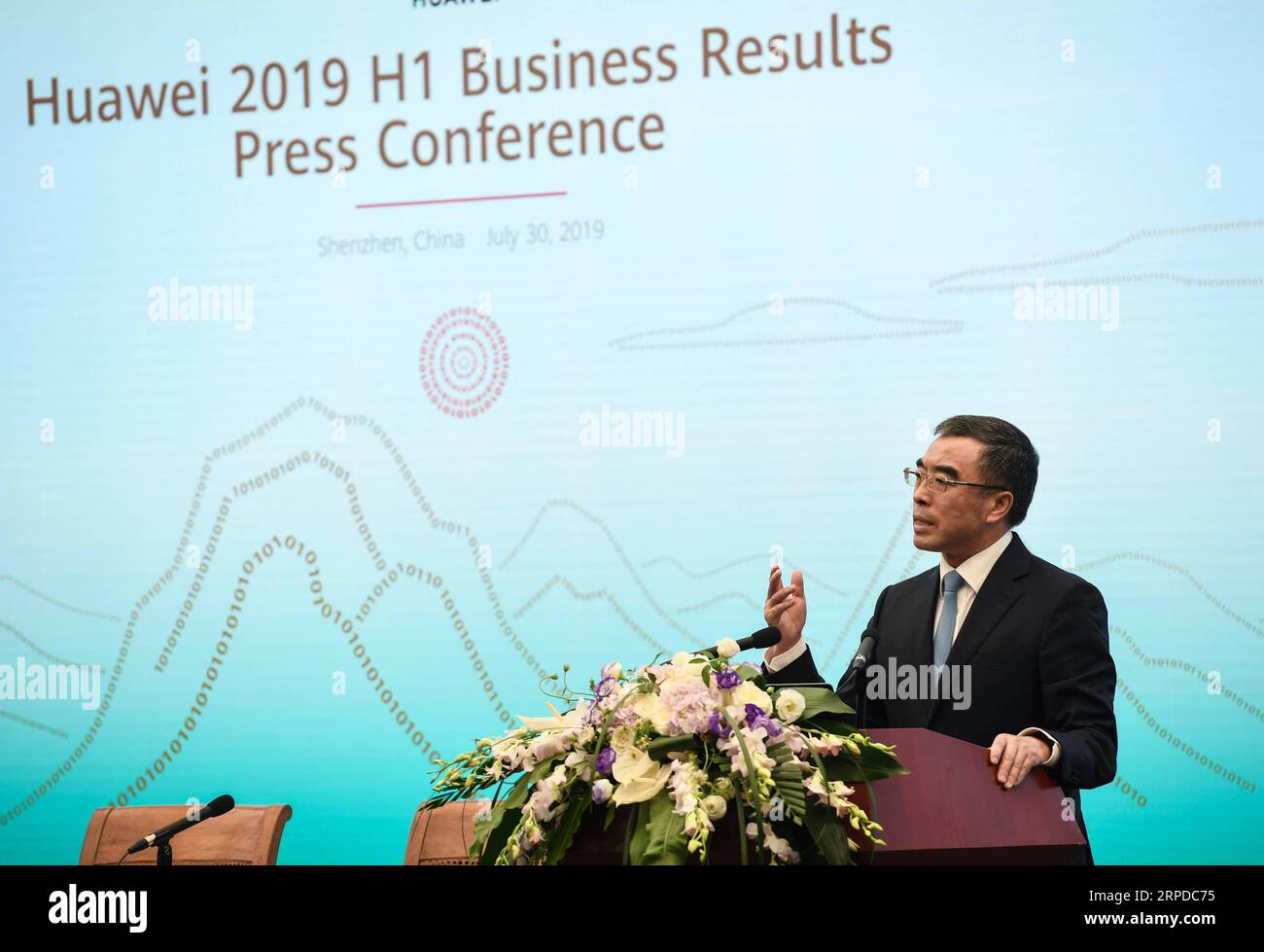 News Bilder des Tages 190730 -- SHENZHEN, 30 luglio 2019 -- Liang Hua, presidente di Huawei, pubblica il rapporto semestrale dell'azienda alla conferenza stampa Huawei 2019 H1 Business Results a Shenzhen, nella provincia del Guangdong della Cina meridionale, 30 luglio 2019. I ricavi di Huawei sono saliti a 401,3 miliardi di yuan circa 58,3 miliardi di dollari statunitensi nel primo semestre del 2019, con un margine di profitto netto del 8,7%, secondo il rapporto semestrale dell'azienda pubblicato martedì. CHINA-GUANGDONG-SHENZHEN-HUAWEI-BUSINESS RESULTS-CONFERENZA STAMPA CN MAOXSIQIAN PUBLICATIONXNOTXINXCHN Foto Stock