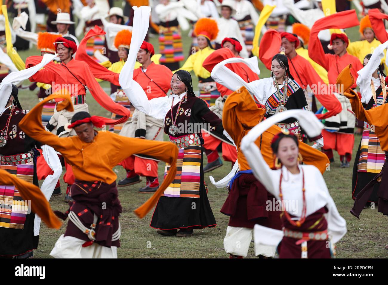 (190731) -- LITANG, 31 luglio 2019 -- la gente esegue la danza Guozhuang, o danza tibetana del falò, nella cerimonia di apertura di un festival di corse di cavalli nella contea di Litang, nella provincia del Sichuan della Cina sud-occidentale, 30 luglio 2019. ) CHINA-SICHUAN-HORSE RACING FESTIVAL (CN) JIANGXHONGJING PUBLICATIONXNOTXINXCHN Foto Stock