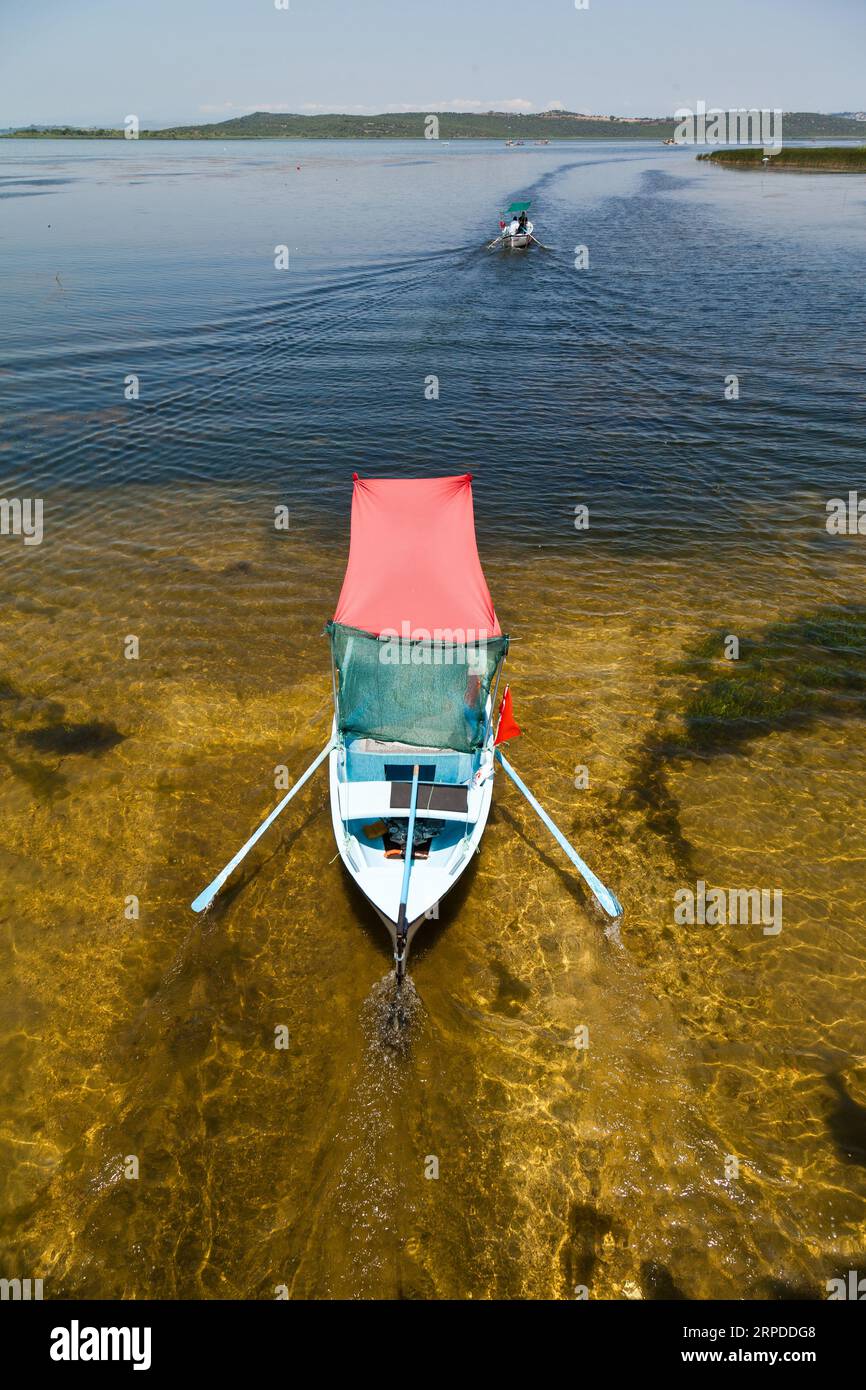 Escursioni turistiche in barca in legno intorno al lago Ulubat o Uluabat a Bursa, Turchia, giugno 25 2023 Foto Stock