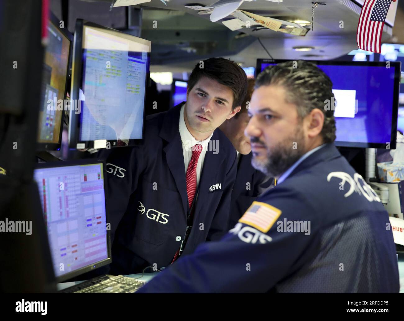 (190731) -- NEW YORK, 31 luglio 2019 -- Traders Work at the New York Stock Exchange in New York, Stati Uniti, 31 luglio 2019. Le scorte statunitensi sono scadute mercoledì. Il Dow è diminuito del 1,23% a 26.864.27, il S&P 500 è sceso del 1,09% a 2.980,38, e il Nasdaq è sceso del 1,19% a 8.175,42. ) U.S.-NEW YORK-STOCKS WangxYing PUBLICATIONxNOTxINxCHN Foto Stock