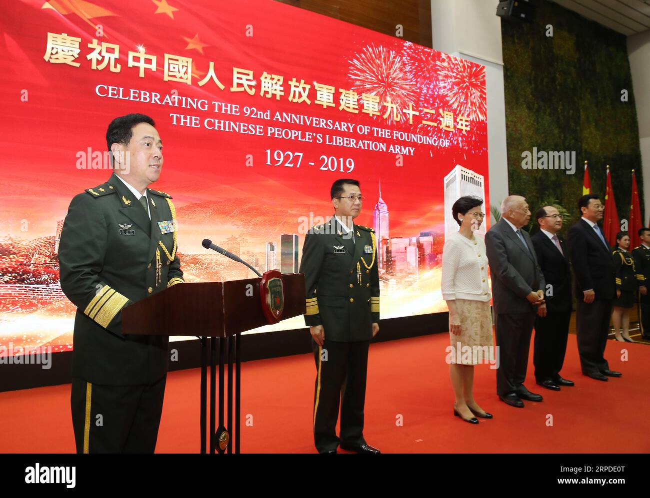 (190801) -- HONG KONG, 1 agosto 2019 (Xinhua) -- il maggiore generale Chen Daoxiang (1st L), comandante dell'Esercito Popolare Cinese di Liberazione (PLA) comandante della guarnigione, tiene un discorso durante un ricevimento a Hong Kong, nel sud della Cina, il 31 luglio 2019. La guarnigione dell'Esercito Popolare Cinese di Liberazione (PLA) nella regione amministrativa speciale di Hong Kong (HKSAR) ha ospitato un ricevimento mercoledì per celebrare il 92° anniversario della fondazione del PLA. (Foto di Yi Ding/Xinhua) CHINA-HONG KONG-PLA GARRISON-RECEPTION (CN) PUBLICATIONxNOTxINxCHN Foto Stock