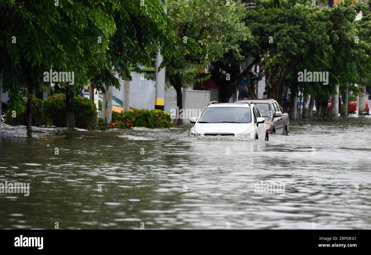 (190801) -- HAIKOU, 1 agosto 2019 -- le automobili corrono su una strada allagata a Haikou, nella provincia di Hainan, nel sud della Cina, 1 agosto 2019. Wipha, il settimo tifone di quest'anno, è approdato intorno all'1:50, giovedì, nelle regioni costiere della città di Wenchang, nella provincia di Hainan, nella Cina meridionale, con picchi fino a 23 metri al secondo, secondo le autorità locali. Hainan ha visto piogge pesanti da martedì sera, con piogge massime di 276,1 mm entro 24 ore a Haikou, la capitale della provincia, ha detto l'ufficio meteorologico provinciale di Hainan. ) CHINA-HAINAN-TYPHOON-LANDFALL (CN) YANGXGUANYU PUB Foto Stock