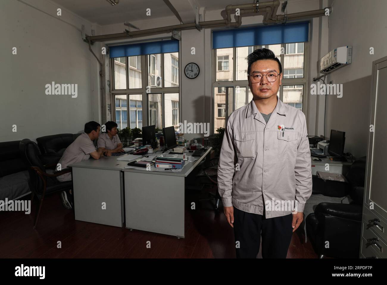 (190801) -- ANSHAN, 1 agosto 2019 -- lo staff amministrativo li Peng posa per una foto presso il suo posto di lavoro di Ansteel Group Co., Ltd. Ad Anshan, provincia di Liaoning della Cina nordorientale, 20 giugno 2019. Nata dalle macerie della città di Anshan, nel nord-est della Cina, Ansteel, di 70 anni, è stata la culla dell'industria siderurgica cinese nonché il primo gigante del ferro e dell'acciaio costruito dopo la fondazione della Repubblica Popolare Cinese 70 anni fa. Attualmente, Ansteel è in grado di produrre circa 40 milioni di tonnellate di ferro e acciaio all'anno. Il suo acciaio può essere trovato in molti progetti iconici, tra cui la grande sala del popolo, Foto Stock
