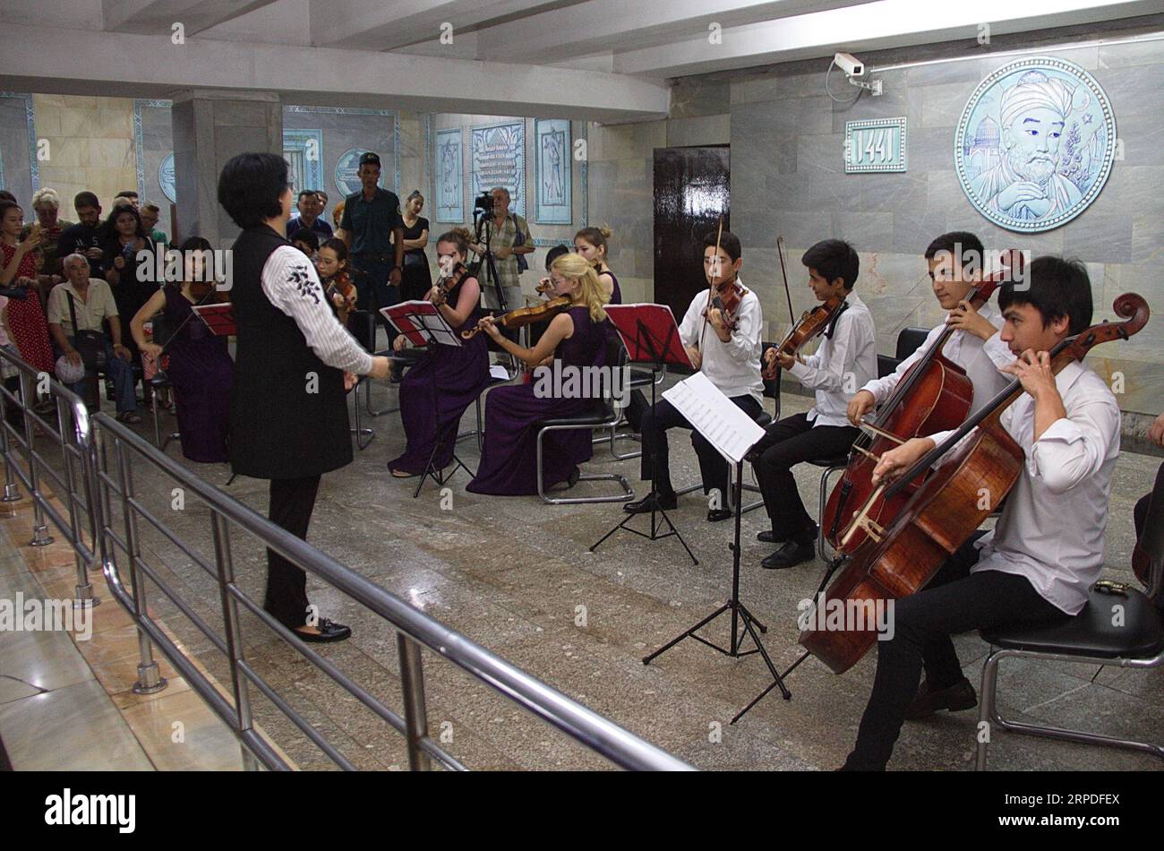 (190802) -- TASHKENT, 2 agosto 2019 (Xinhua) -- musicisti della Filarmonica di Stato dell'Uzbekistan suonano musica classica in una stazione della metropolitana di Tashkent, Uzbekistan, 2 agosto 2019. (Foto di Zafar Khalilov/Xinhua) UZBEKISTAN-TASHKENT-METRO STATION-CLASSIC MUSIC PERFORMANCE PUBLICATIONxNOTxINxCHN Foto Stock