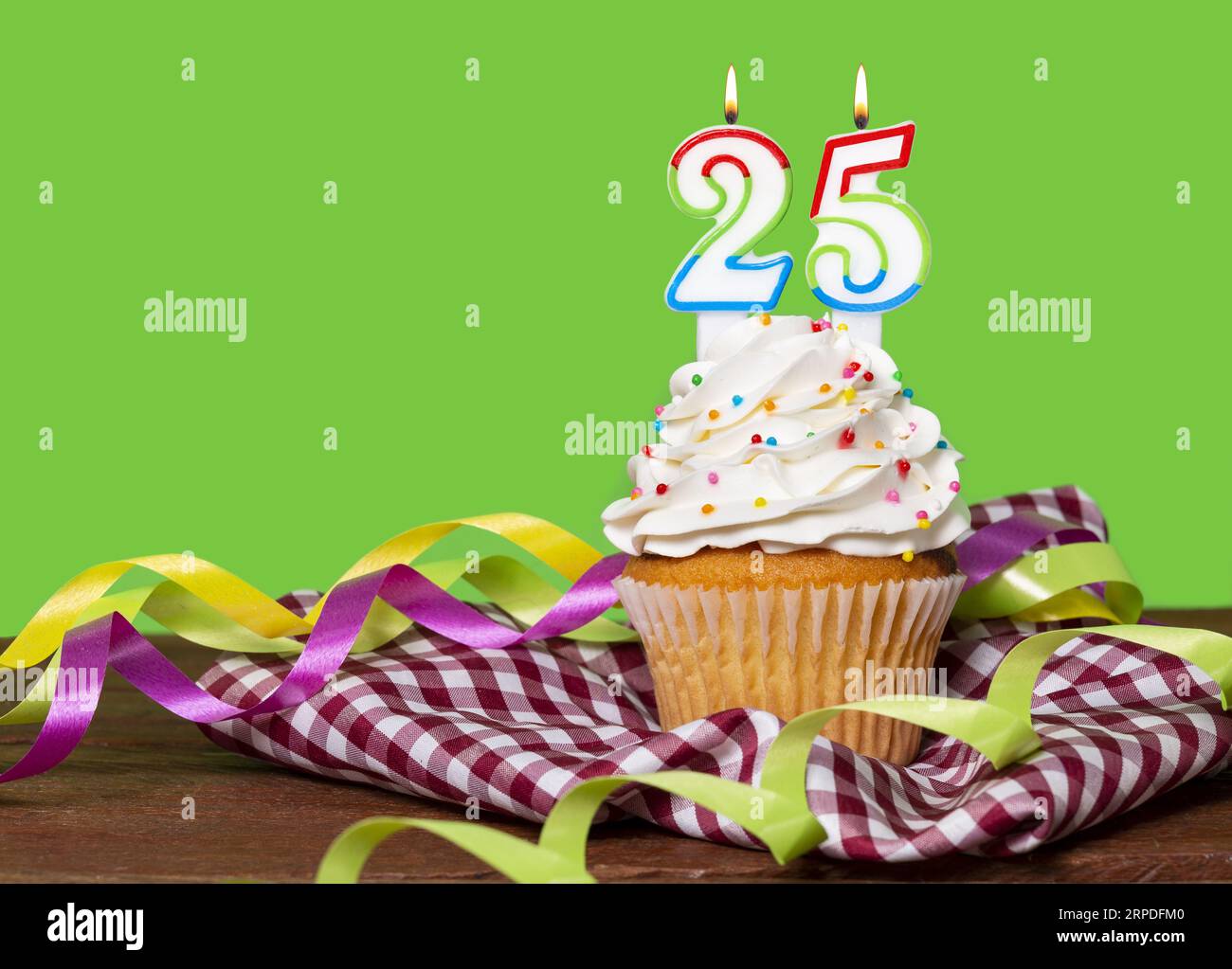 Cupcake con numero per la celebrazione di compleanno o anniversario; numero 25. Foto Stock