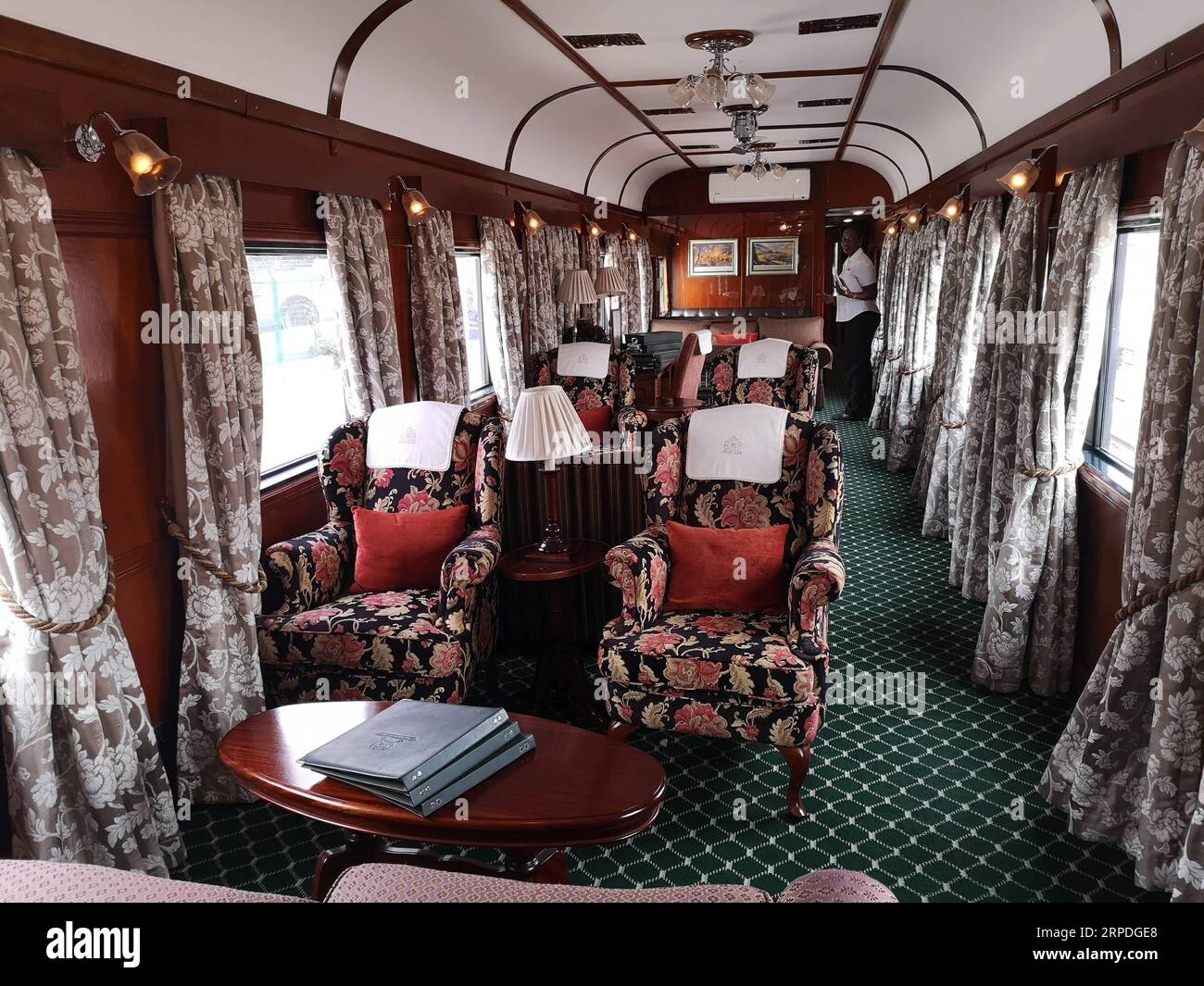 190803 -- LOBITO, 3 agosto 2019 -- foto scattata il 2 agosto 2019 mostra l'interno di una carrozza del lussuoso treno Rovos Rail alla stazione di Lobito lungo la ferrovia Benguela in Angola. Il lussuoso treno Rovos Rail ha iniziato il suo viaggio di ritorno qui venerdì, con il suo tour di Dar es Salaam-Lobito che segna il primo collegamento ferroviario completo tra le coste est e ovest del continente africano. Come parte di tutta la linea, la ferrovia Benguela di 1.344 km in Angola è stata costruita dalla China Railway 20th Bureau Group Corporation. Foto di /Xinhua ANGOLA-LOBITO-BENGUELA FERROVIA LiuxZhi PUBBLICAZIONE Foto Stock