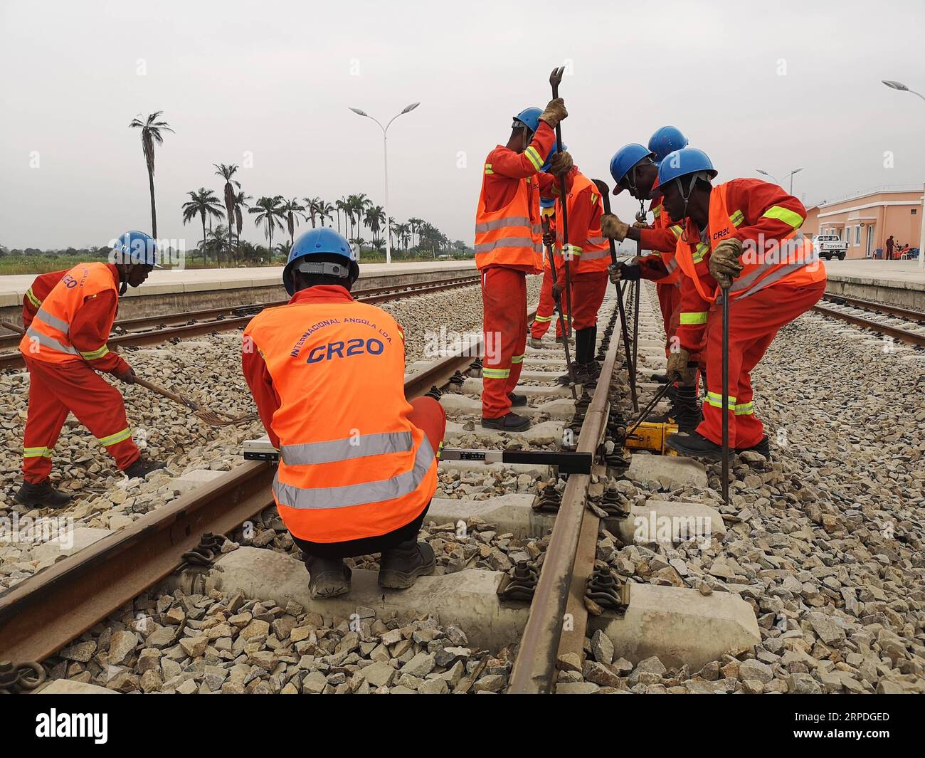 (190803) -- LOBITO, 3 agosto 2019 -- Workers of China Railway 20th Bureau Group Corporation eseguono lavori di manutenzione per la ferrovia Benguela a Lobito, Angola, 2 agosto 2019. Il lussuoso treno Rovos Rail ha iniziato il suo viaggio di ritorno qui venerdì, con il suo tour di Dar es Salaam-Lobito che segna il primo collegamento ferroviario completo tra le coste est e ovest del continente africano. Come parte di tutta la linea, la ferrovia Benguela di 1.344 km in Angola è stata costruita dalla China Railway 20th Bureau Group Corporation. (Foto di /Xinhua) ANGOLA-LOBITO-BENGUELA FERROVIA LiuxZhi PUBLICATIONxNOTxINxC Foto Stock