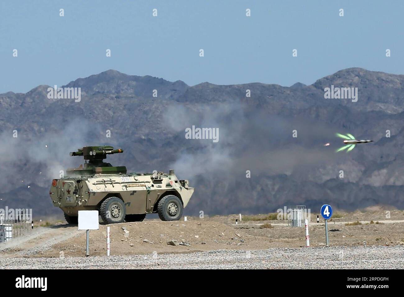 (190803) -- URUMQI, 3 agosto 2019 (Xinhua) -- un missile guidato anticarro viene sparato in una presentazione militare a Korla, regione autonoma di Xinjiang Uygur della Cina nordoccidentale, 3 agosto 2019. La cerimonia di apertura delle competizioni ospitate dalla Cina nell'ambito dei Giochi dell'Esercito Internazionale 2019 si è tenuta sabato a Korla, nella regione autonoma dello Xinjiang Uygur della Cina nordoccidentale. L'esercito cinese ospiterà quattro concorsi in aree come i veicoli da combattimento di fanteria e la riparazione delle armi. Parteciperanno squadre provenienti da 12 paesi in Asia, Europa, Africa e Sud America. (Foto di Zhao Zhiguo/Xinhua) CHINA-XI Foto Stock