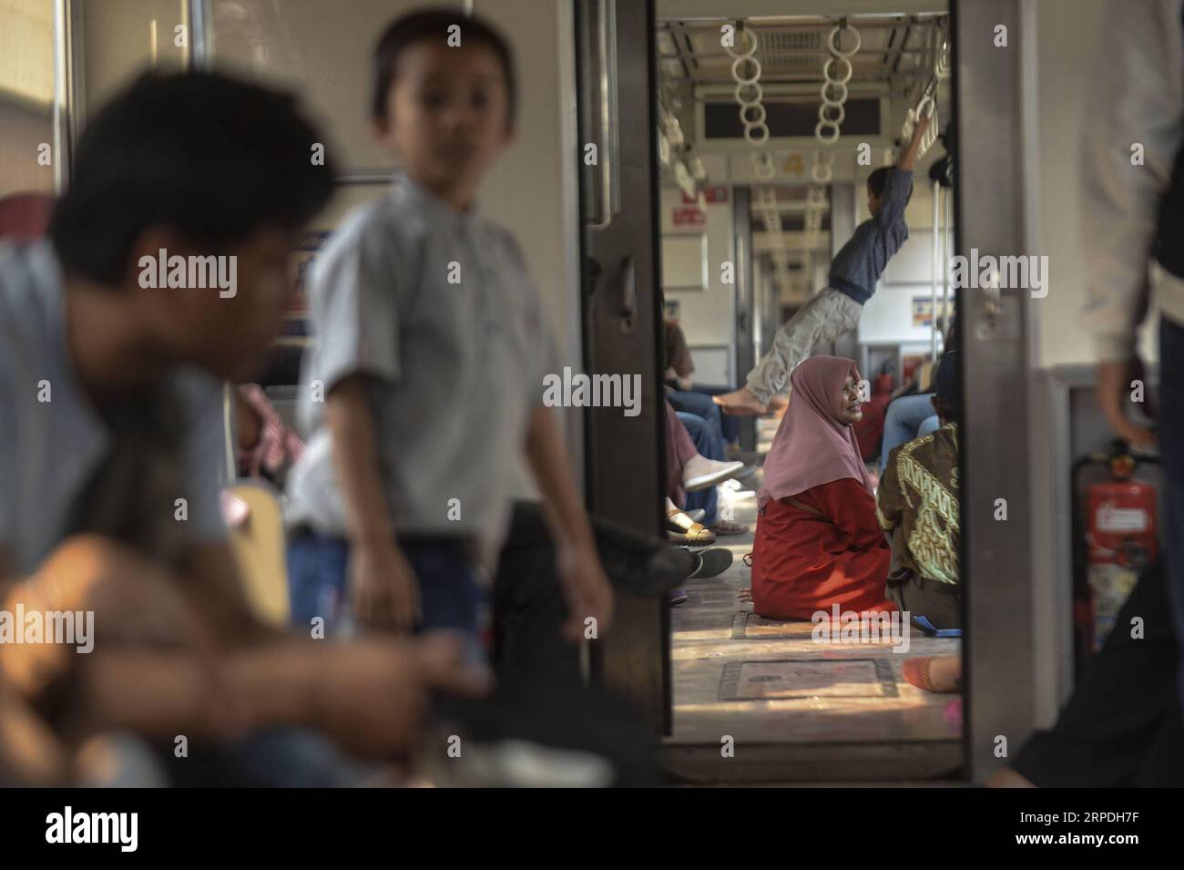 (190804) -- TANGERANG SUD, 4 agosto 2019 -- i passeggeri attendono all'interno di un treno pendolare che si è fermato dopo un grave blackout alla stazione di Sudimara Commuter a South Tangerang, Indonesia, 4 agosto 2019. Una massiccia interruzione di corrente ha colpito la capitale indonesiana e le città della vicina provincia di Giava Occidentale domenica, paralizzando i trasporti pubblici, le telecomunicazioni e l'approvvigionamento idrico a Giacarta. Il blackout iniziato a mezzogiorno ha bloccato l'alimentazione di servizi pubblici, case e centri economici di Giacarta e città della provincia di Giava Occidentale. INDONESIA-TANGERANG SUD-BLACKOUT-TRENO PENDOLARE-PASSEGGERI A Foto Stock