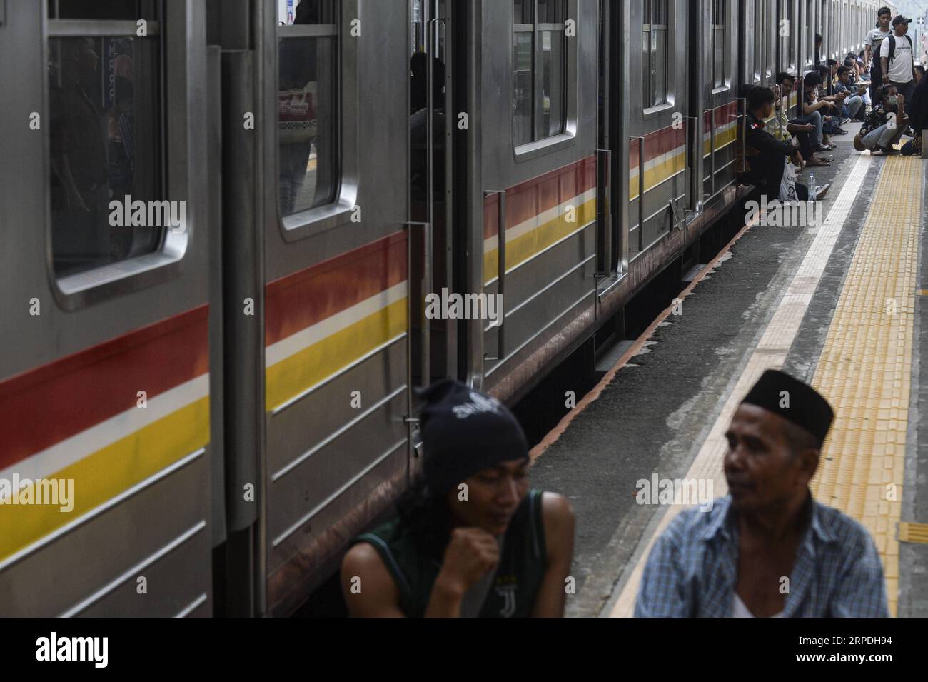 (190804) -- TANGERANG SUD, 4 agosto 2019 -- i passeggeri sbarcano da un treno pendolare che si è fermato dopo un grave blackout alla stazione di Sudimara Commuter a South Tangerang, Indonesia, 4 agosto 2019. Una massiccia interruzione di corrente ha colpito la capitale indonesiana e le città della vicina provincia di Giava Occidentale domenica, paralizzando i trasporti pubblici, le telecomunicazioni e l'approvvigionamento idrico a Giacarta. Il blackout iniziato a mezzogiorno ha bloccato l'alimentazione di servizi pubblici, case e centri economici di Giacarta e città della provincia di Giava Occidentale. INDONESIA-TANGERANG SUD-BLACKOUT-TRENO PENDOLARE-PASSEGGERI Foto Stock