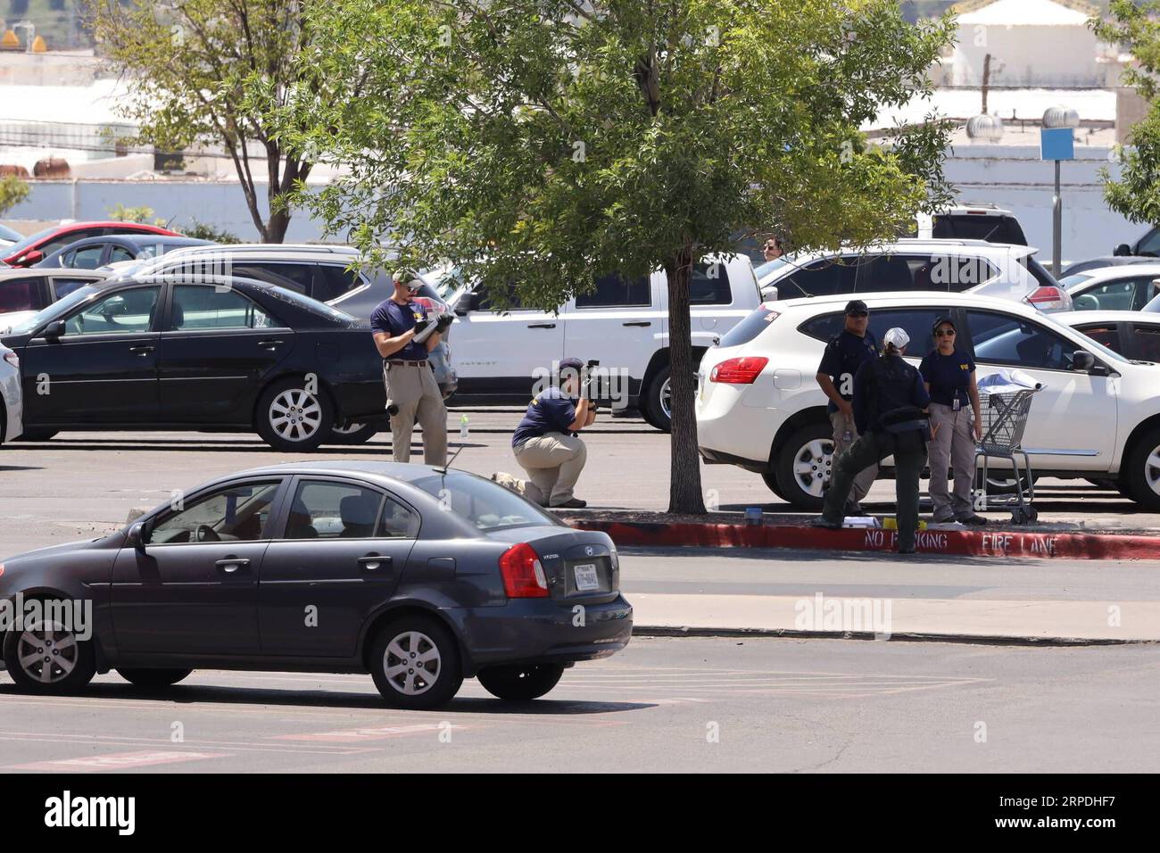 (190804) -- EL PASO (Stati Uniti), 4 agosto 2019 -- agenti del Federal Bureau of Investigation (FBI) lavorano sulla scena delle riprese nell'area del centro commerciale Walmart a El Paso, Texas, Stati Uniti, il 4 agosto 2019. Il governo federale degli Stati Uniti sta trattando una sparatoria di massa nello stato del Texas negli Stati Uniti sabato come un caso di terrorismo interno, l'avvocato degli Stati Uniti per il distretto occidentale del Texas ha detto domenica. L'attacco nella città di confine di El Paso in Texas ha causato 20 morti e 26 feriti. Un maschio bianco di 21 anni è stato arrestato. U.S.-TEXAS-EL PASO-MASS SHOOTING LIUXLIWEI PUBLICATIONXNOTXINXCHN Foto Stock