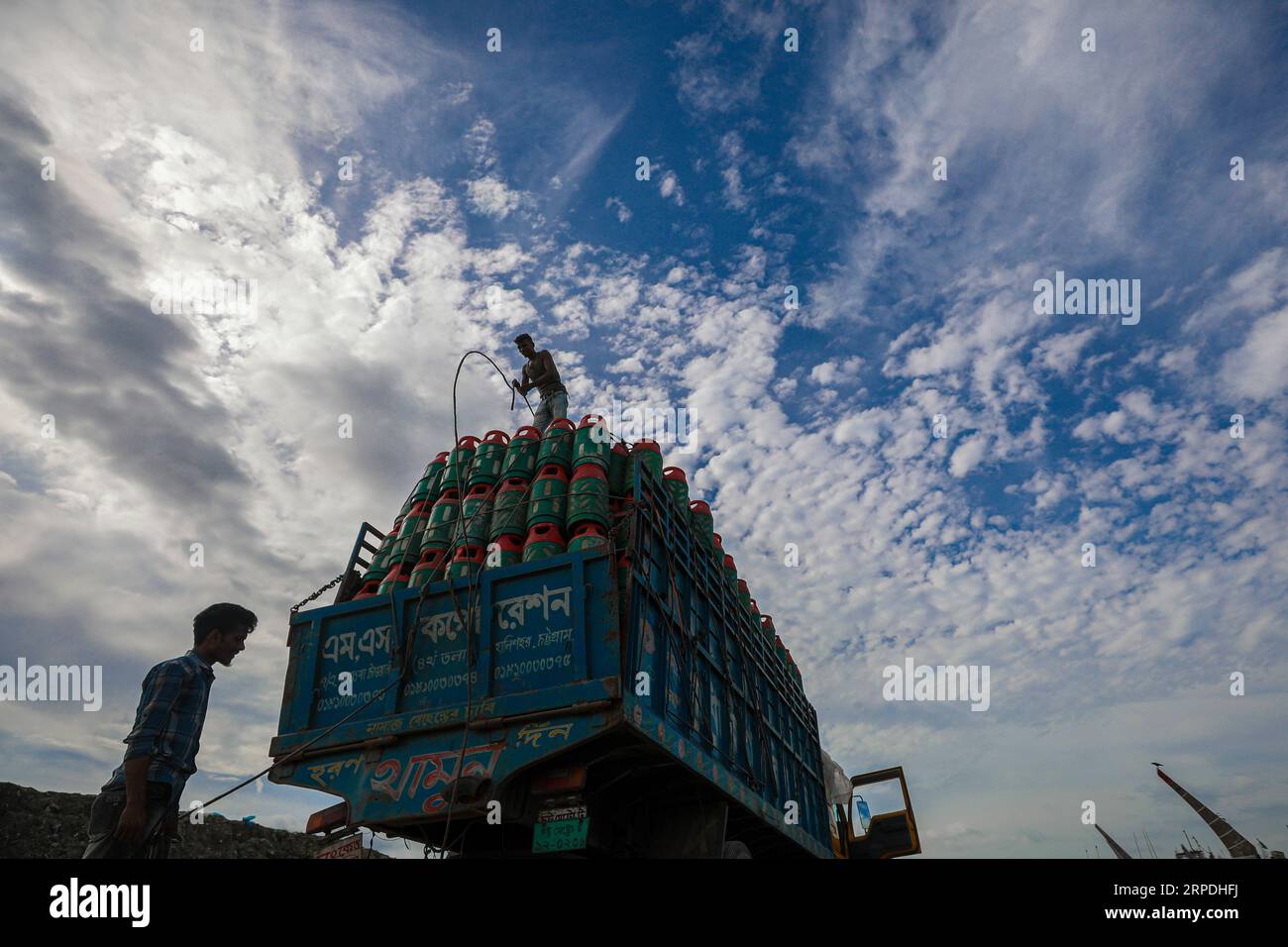 Chittagong, Bangladesh. 22 luglio 2023. Un lavoratore organizza bombole di gas GPL in un camion vicino a Fishery Ghat. Il settore delle bombole di gas GPL è stato boom Foto Stock