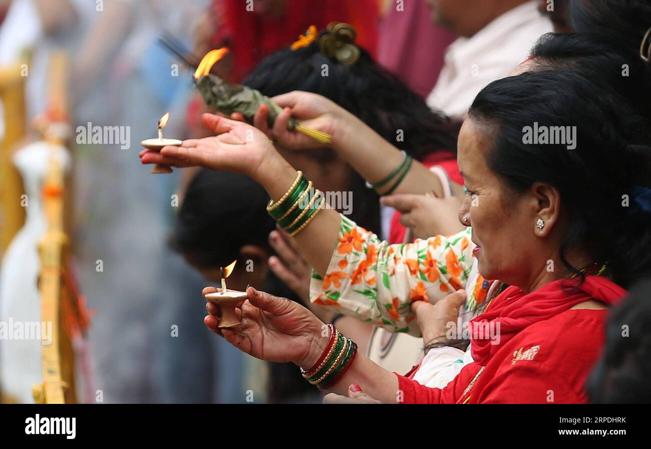 (190805) -- KATHMANDU, 5 agosto 2019 -- i devoti offrono preghiere durante la celebrazione di Nag-Panchami, un festival indù per adorare la divinità del serpente, a Kathmandu, capitale del Nepal, il 5 agosto 2019. La festa indù di Nag-Panchami è celebrata dai devoti indù durante la stagione dei monsoni per adorare la divinità serpente. (Foto di /Xinhua) NEPAL-KATHMANDU-NAG-PANCHAMI FESTIVAL Sunilxsharma PUBLICATIONxNOTxINxCHN Foto Stock