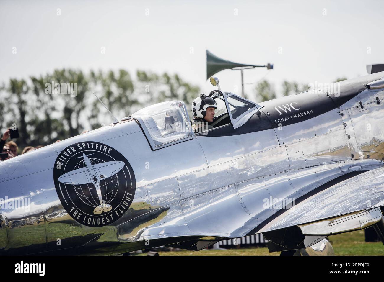 (190806) -- PECHINO, 6 agosto 2019 -- la foto fornita da Goodwood mostra il pilota Matt Jones prima dell'inizio ufficiale della spedizione Silver Spitfire - The Longest Flight a Goodwood, West Sussex, Gran Bretagna, 5 agosto 2019. Due piloti britannici partirono lunedì per una missione pionieristica per circumnavigare il globo a bordo di un originale velivolo da caccia della seconda guerra mondiale. (Foto di /Getty Images for IWC/Handout via Xinhua) XINHUA PHOTOS OF THE DAY RemyxSteiner PUBLICATIONxNOTxINxCHN Foto Stock