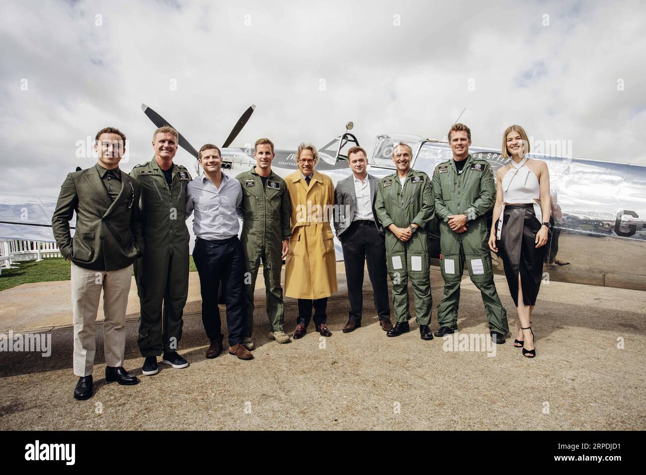 (190805) -- LONDRA, 5 agosto 2019 (Xinhua) -- foto fornita da Goodwood mostra piloti e ospiti che partecipano alla celebrazione dell'inizio ufficiale della spedizione Silver Spitfire - The Longest Flight a Goodwood, West Sussex, Gran Bretagna, il 5 agosto 2019. Due piloti britannici partirono lunedì per una missione pionieristica per circumnavigare il globo a bordo di un originale velivolo da caccia della seconda guerra mondiale. (Foto di Remy Steiner/Getty Images for IWC/Handout via Xinhua) BRITAIN-GOODWOOD-WWII FIGHTER AIRCRAFT-TRIP AROUND WORLD PUBLICATIONxNOTxINxCHN Foto Stock