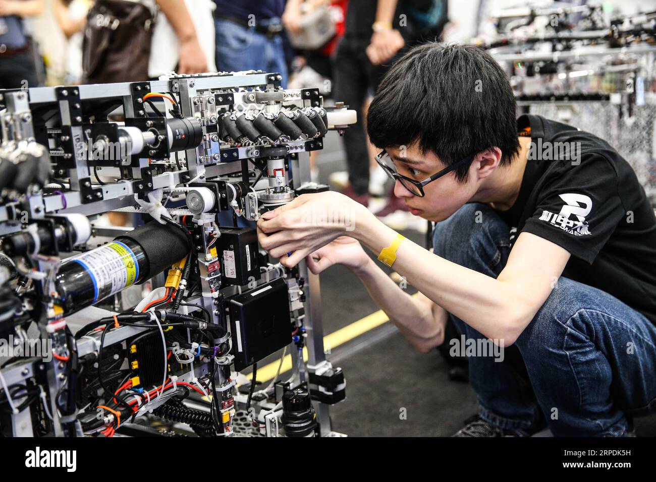 (190806) -- SHENZHEN, 6 agosto 2019 -- Un partecipante testa un robot durante le finali della 18a competizione RoboMaster Robotics a Shenzhen, nella provincia del Guangdong della Cina meridionale, 6 agosto 2019. Martedì è iniziato il torneo finale della 18a competizione RoboMaster Robotics Competition, con 32 squadre provenienti da casa e dall'estero in gara per il campionato. ) CHINA-SHENZHEN-ROBOTICS-COMPETITION (CN) JinxYu PUBLICATIONxNOTxINxCHN Foto Stock