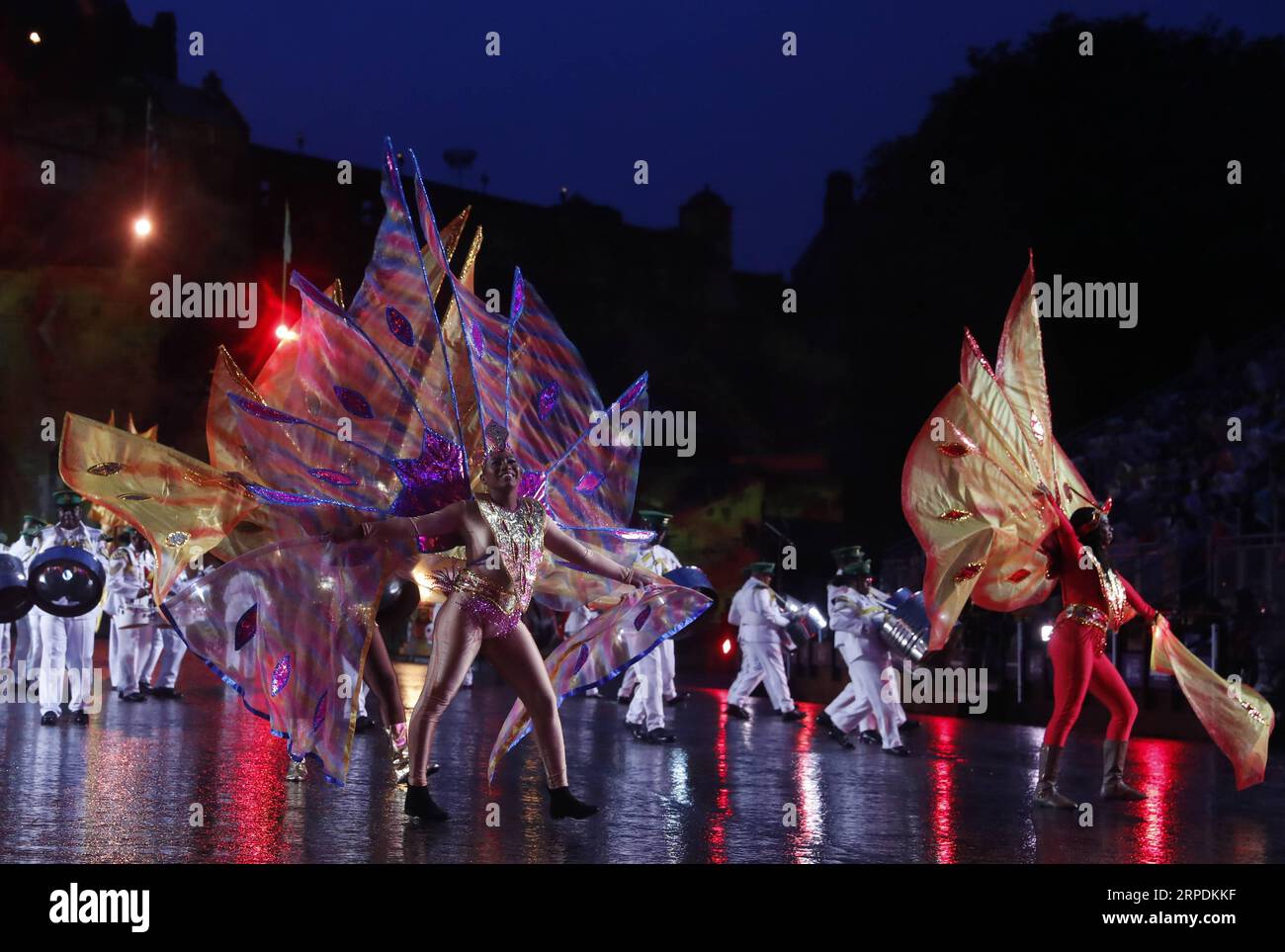 (190807) -- EDIMBURGO, 7 agosto 2019 -- gli artisti sono sul palco di fronte al Castello di Edimburgo durante il Royal Edinburgh Military Tattoo 2019 a Edimburgo, Scozia, Gran Bretagna, 6 agosto 2019. ) BRITAIN-EDINBURGH-ROYAL EDINBURGH MILITARY TATTOO HANXYAN PUBLICATIONXNOTXINXCHN Foto Stock