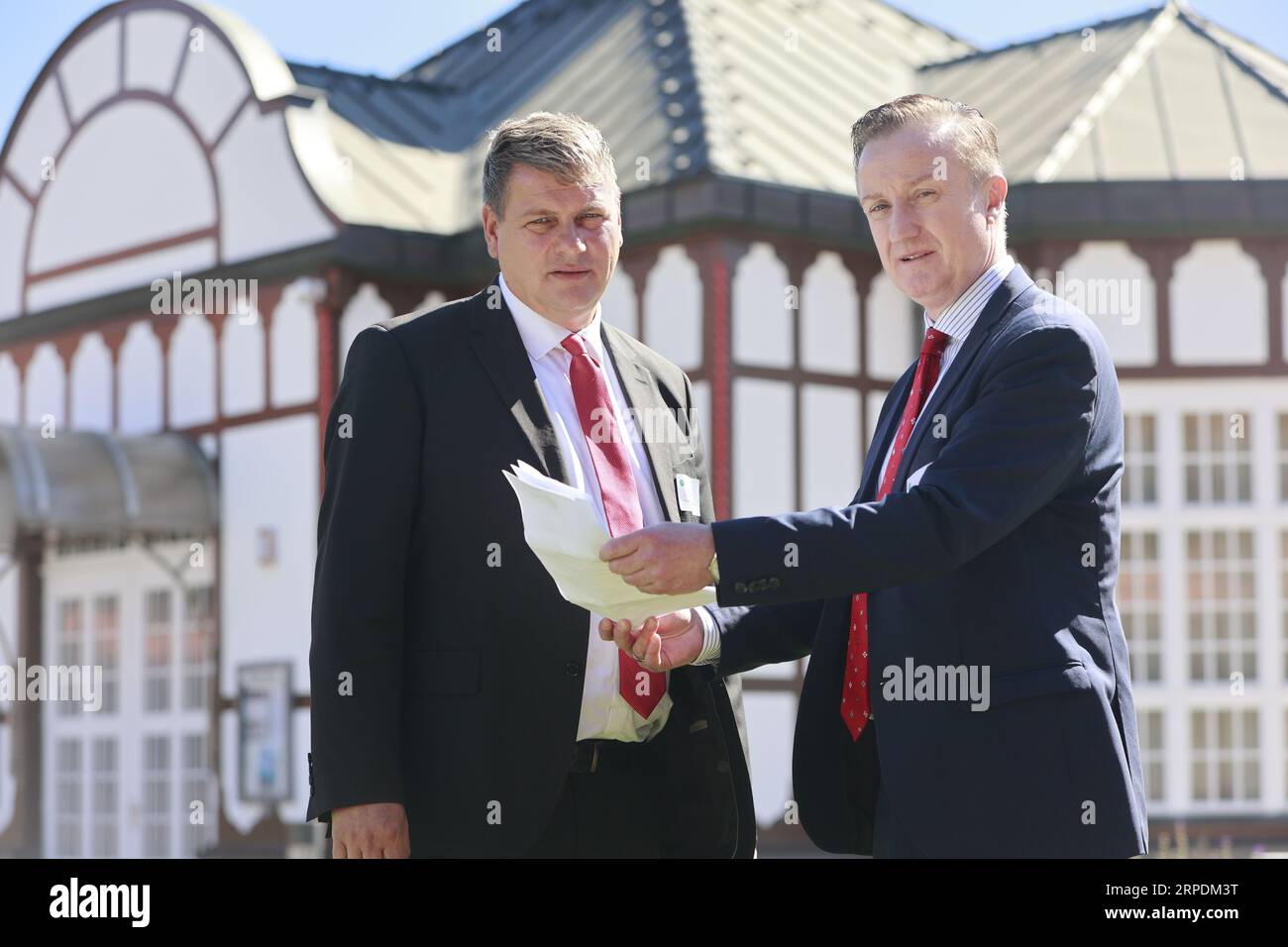 Bad Salzungen, Germania. 4 settembre 2023. Matthias Strejc, presidente della Turingian Spas Association (l.), si trova con Klaus Bohl, sindaco della salamoia di Bad Salzungen alla 33a Turingian Spas Day a Bad Salzungen nella casa di laurea. Crediti: Matthias Bein/dpa/Alamy Live News Foto Stock