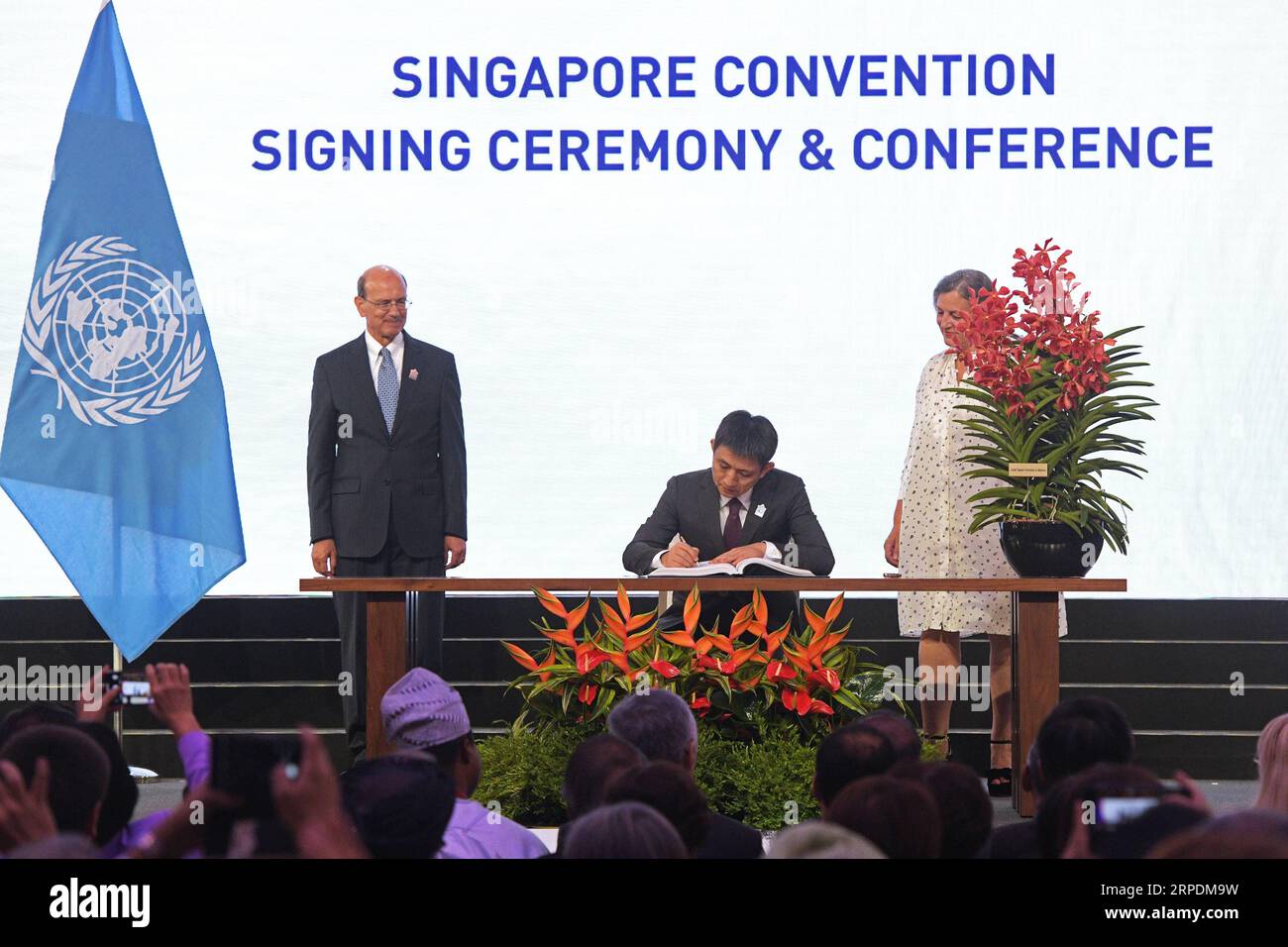 (190807) -- SINGAPORE, 7 agosto 2019 (Xinhua) -- li Chenggang (C), vice ministro del commercio cinese, firma la Convenzione di Singapore sulla mediazione alla cerimonia di firma e conferenza della Convenzione di Singapore tenutasi a Singapore, 7 agosto 2019. Circa 46 paesi, tra cui la Cina e gli Stati Uniti, hanno firmato qui mercoledì una convenzione delle Nazioni Unite sulla mediazione, che prende il nome da Singapore e che mira a promuovere la mediazione come altro mezzo per risolvere le controversie commerciali internazionali. Anche la Convenzione delle Nazioni Unite sugli accordi internazionali di composizione risultante dalla mediazione, è nota Foto Stock